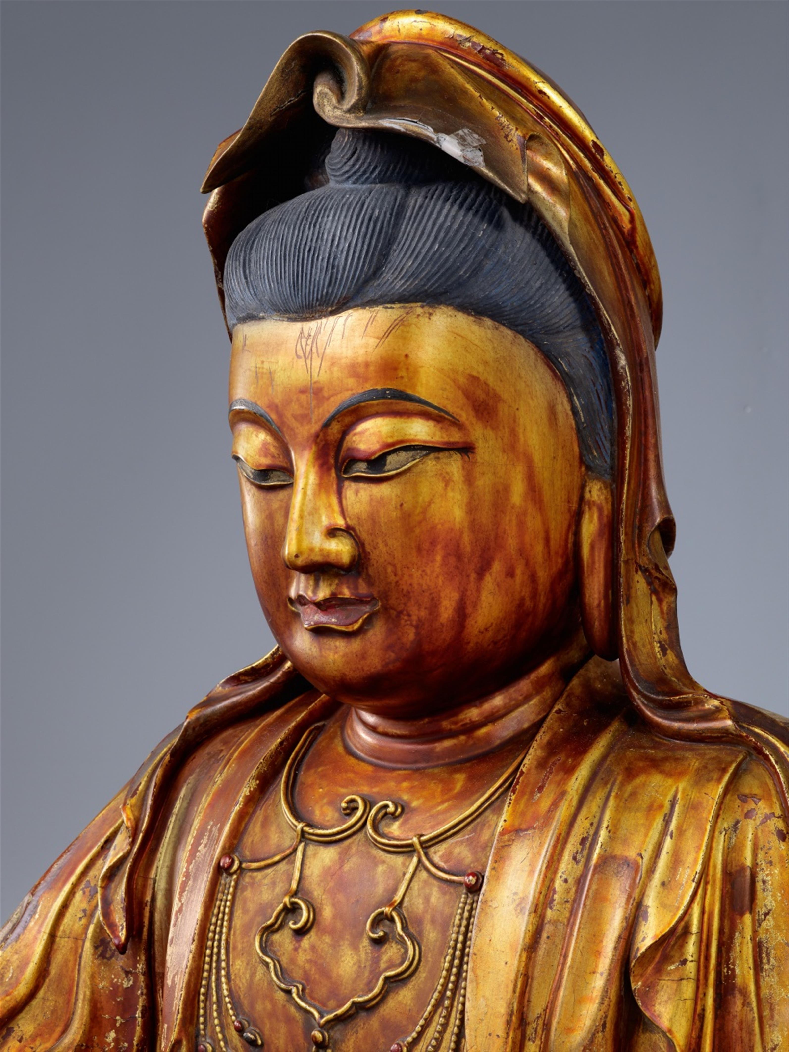 A large gilded and lacquered wood figure of Guanyin. 17th/18th century - image-3