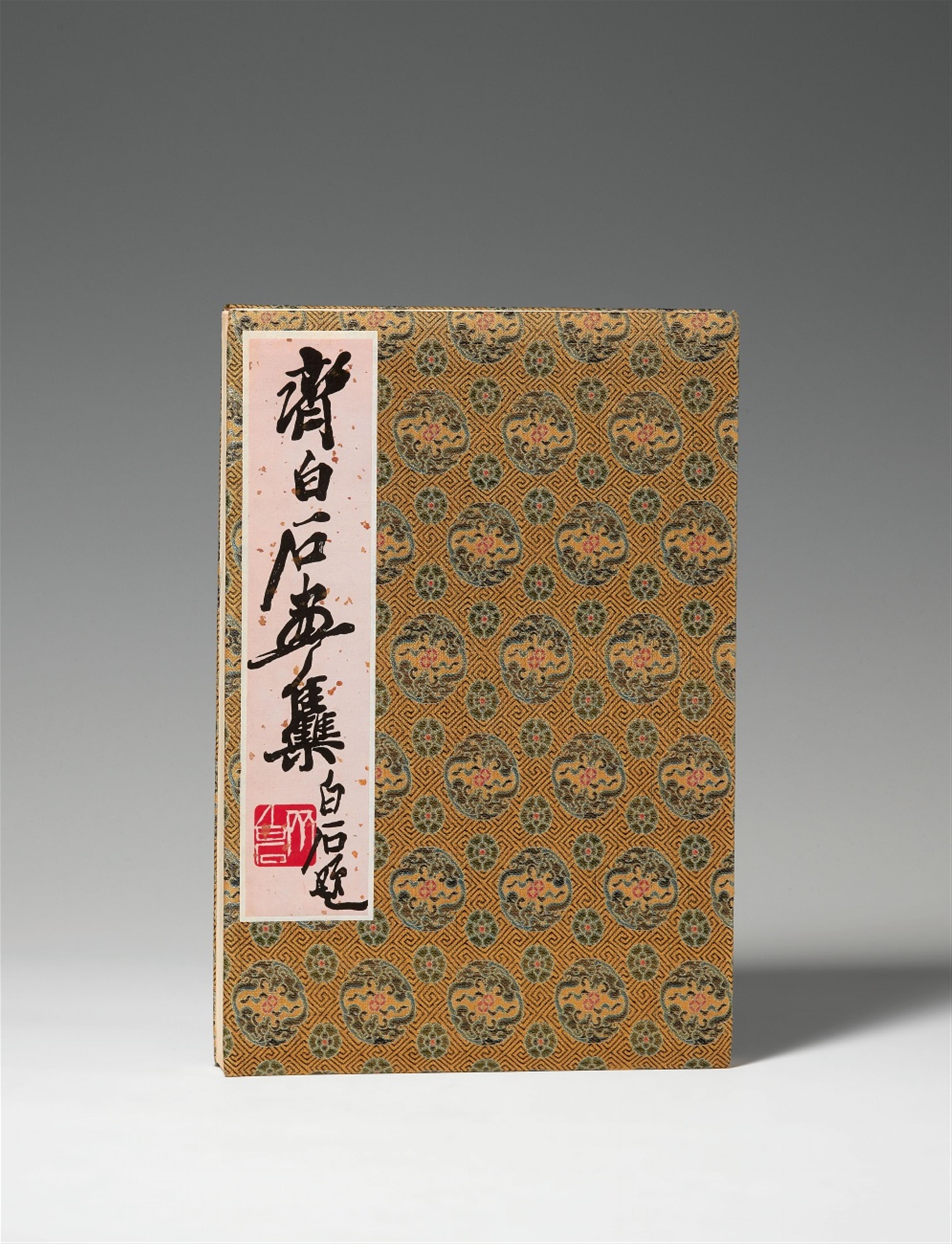 Qi Baishi - A folding album titled "Qi Baishi huaji" (Collected paintings of Qi Baishi) with 22 colour woodblock prints. Rongbaozhai, Beijing 1952, 5th month. Brocade covers. - image-1