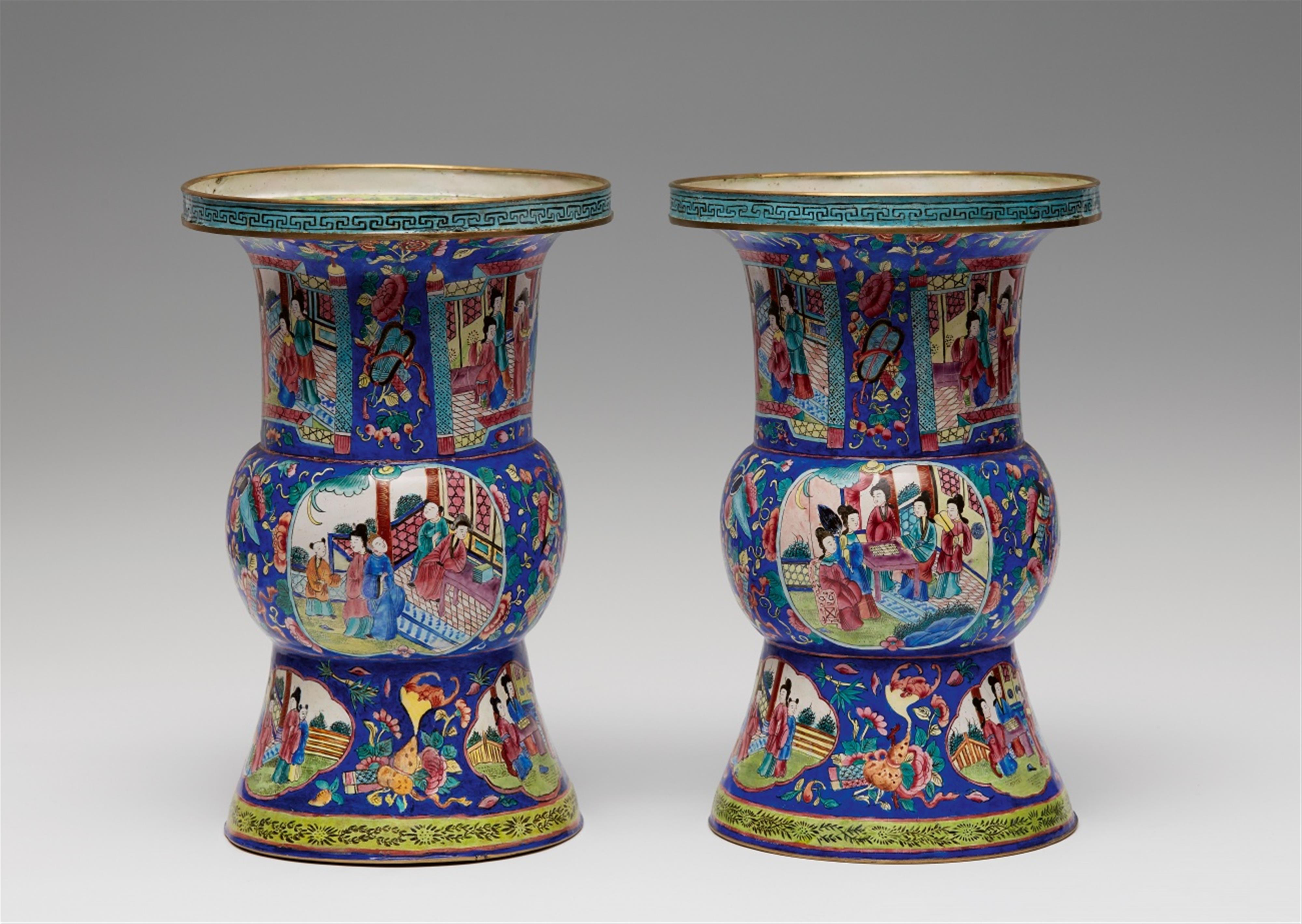 Paar Vasen. Emailmalerei auf Kupfer. Kanton. Um 1900 - image-1