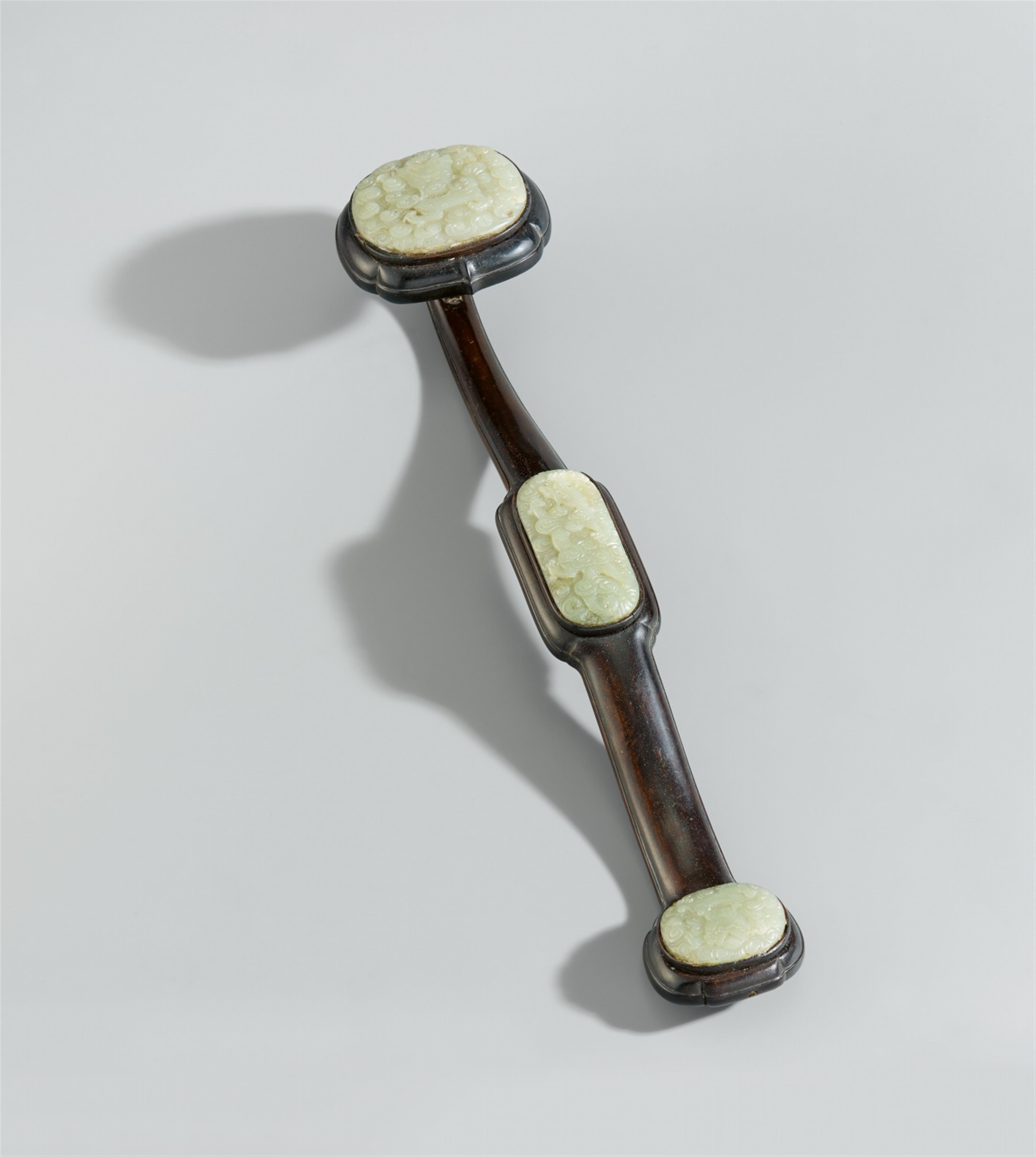 A ruyi sceptre of wood and jade. Qing dynasty - image-1