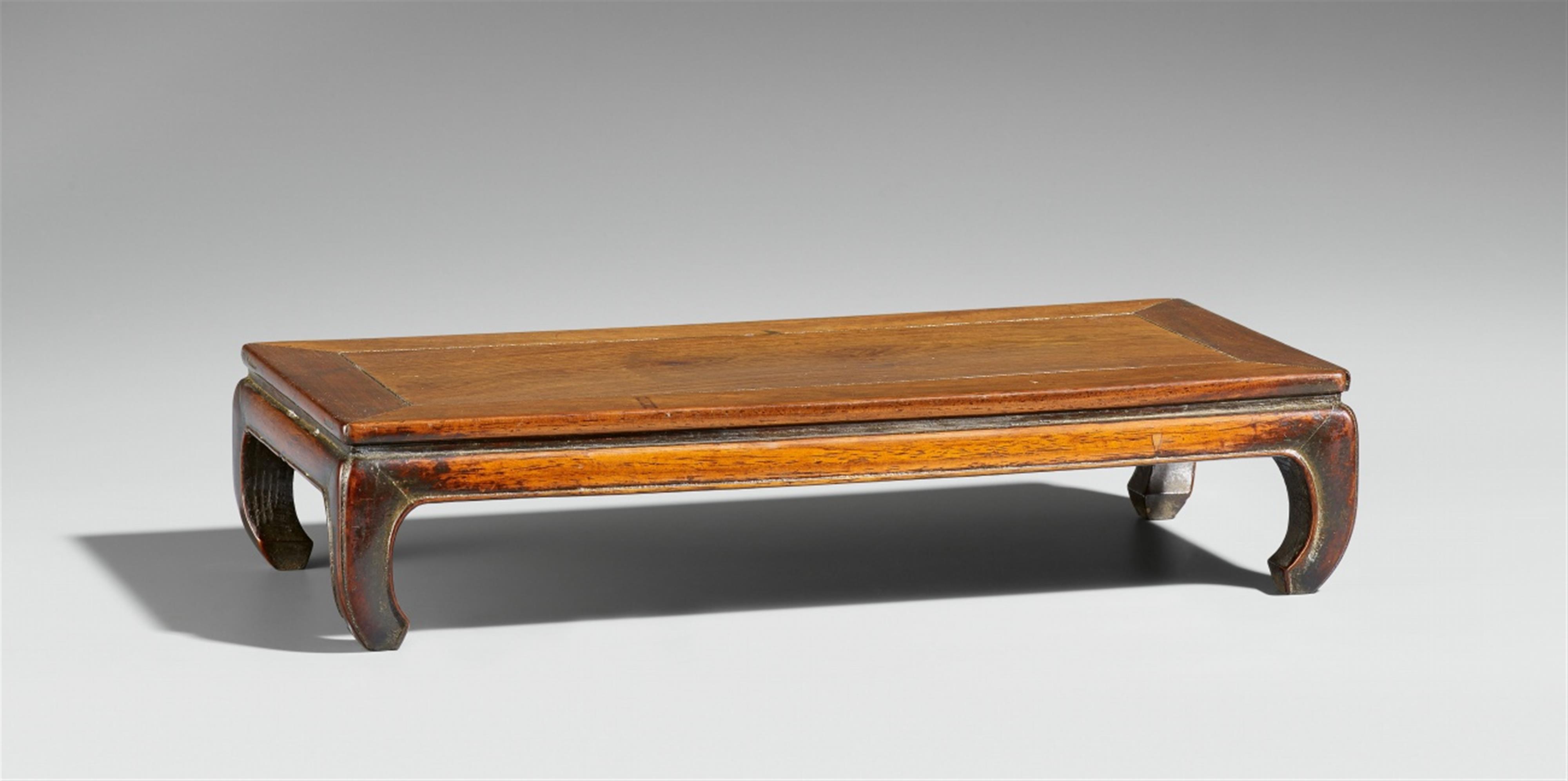 A small huanghuali wood stand. Late Qing dynasty - image-1