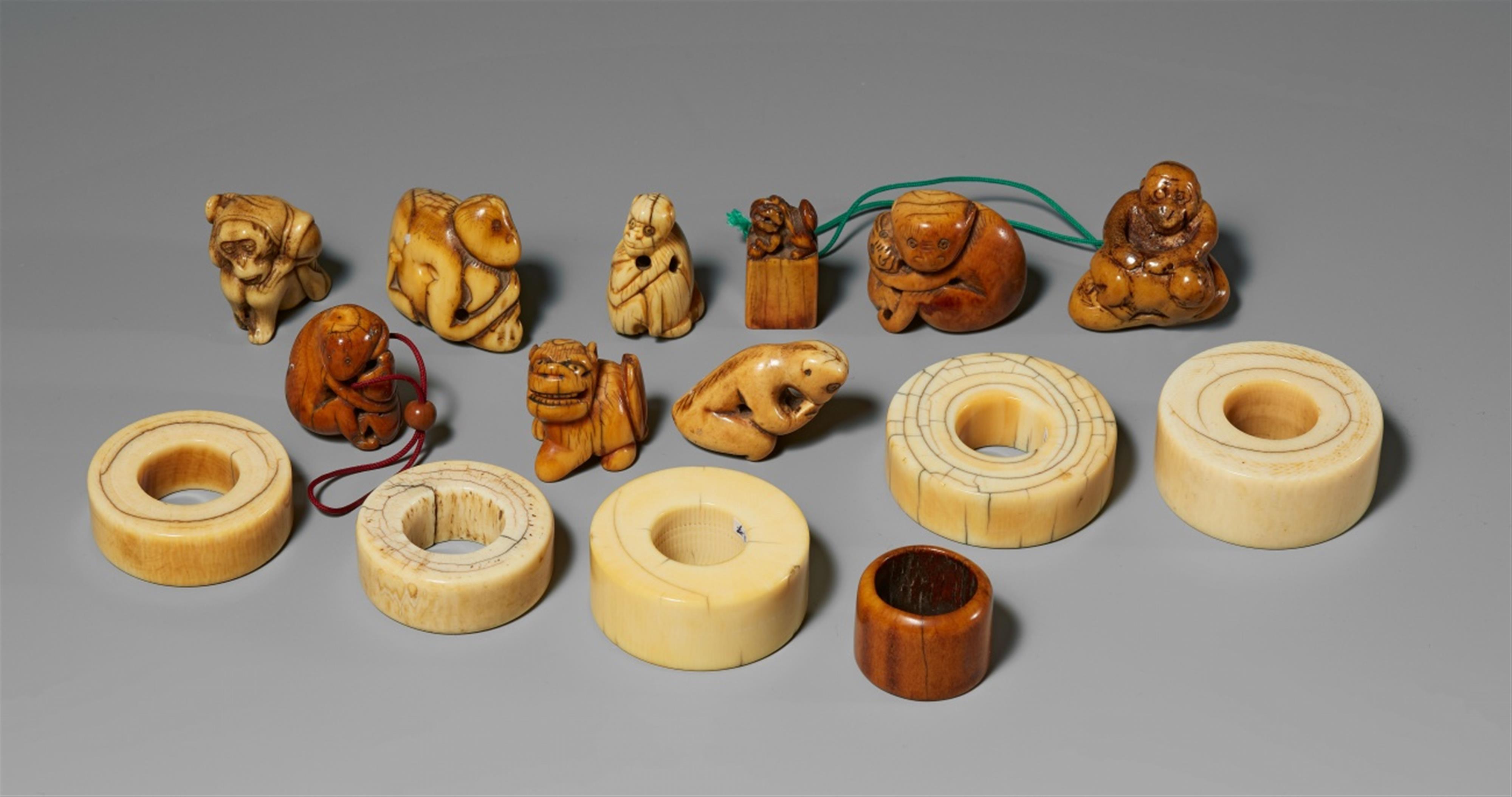 Fourteen ivory and stag antler toggles and one smal ivory seal. Qing dynasty - image-1