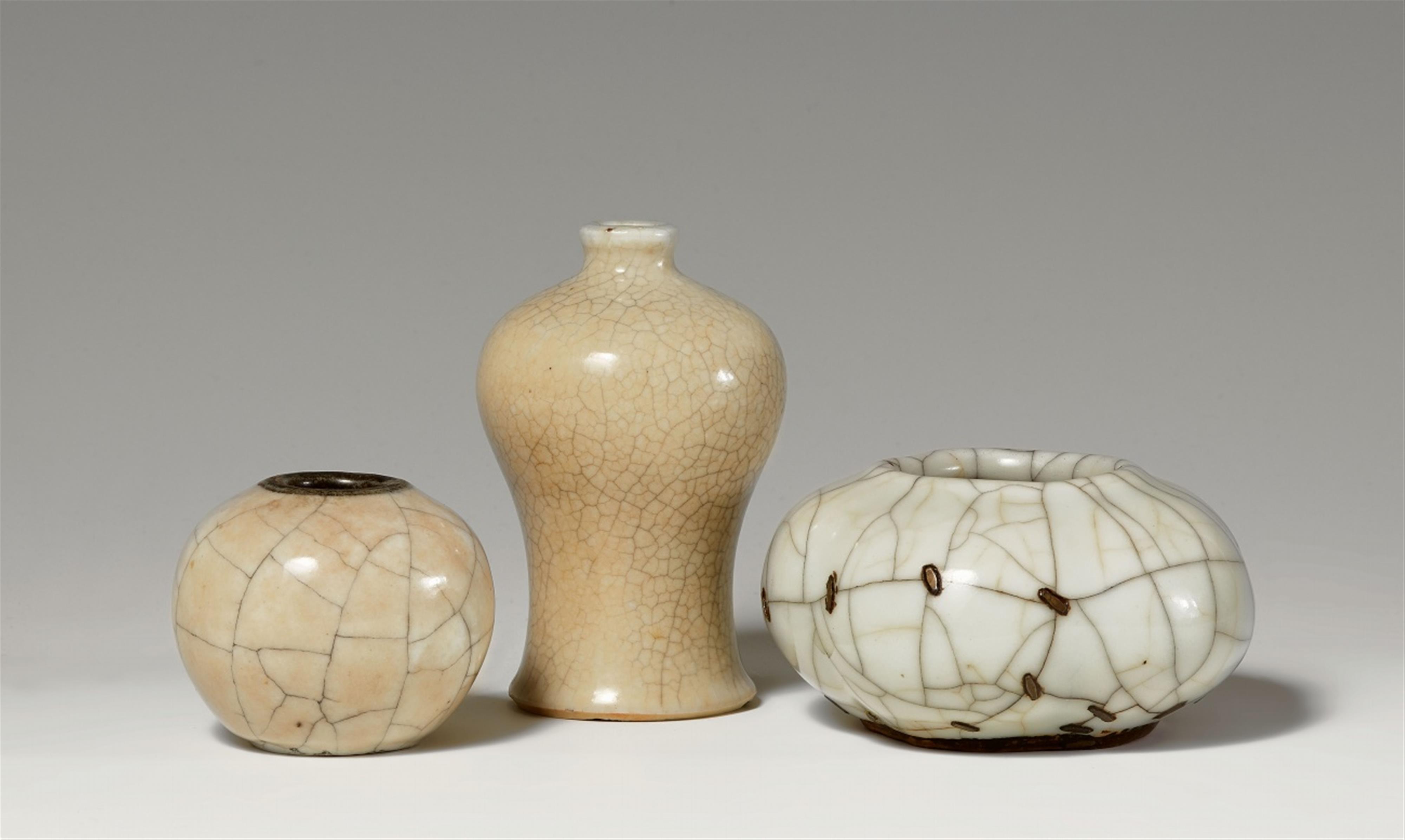 Drei kleine Gefäße mit guan- und ge-artiger Glasur. Qing-Zeit (1644-1911) - image-1