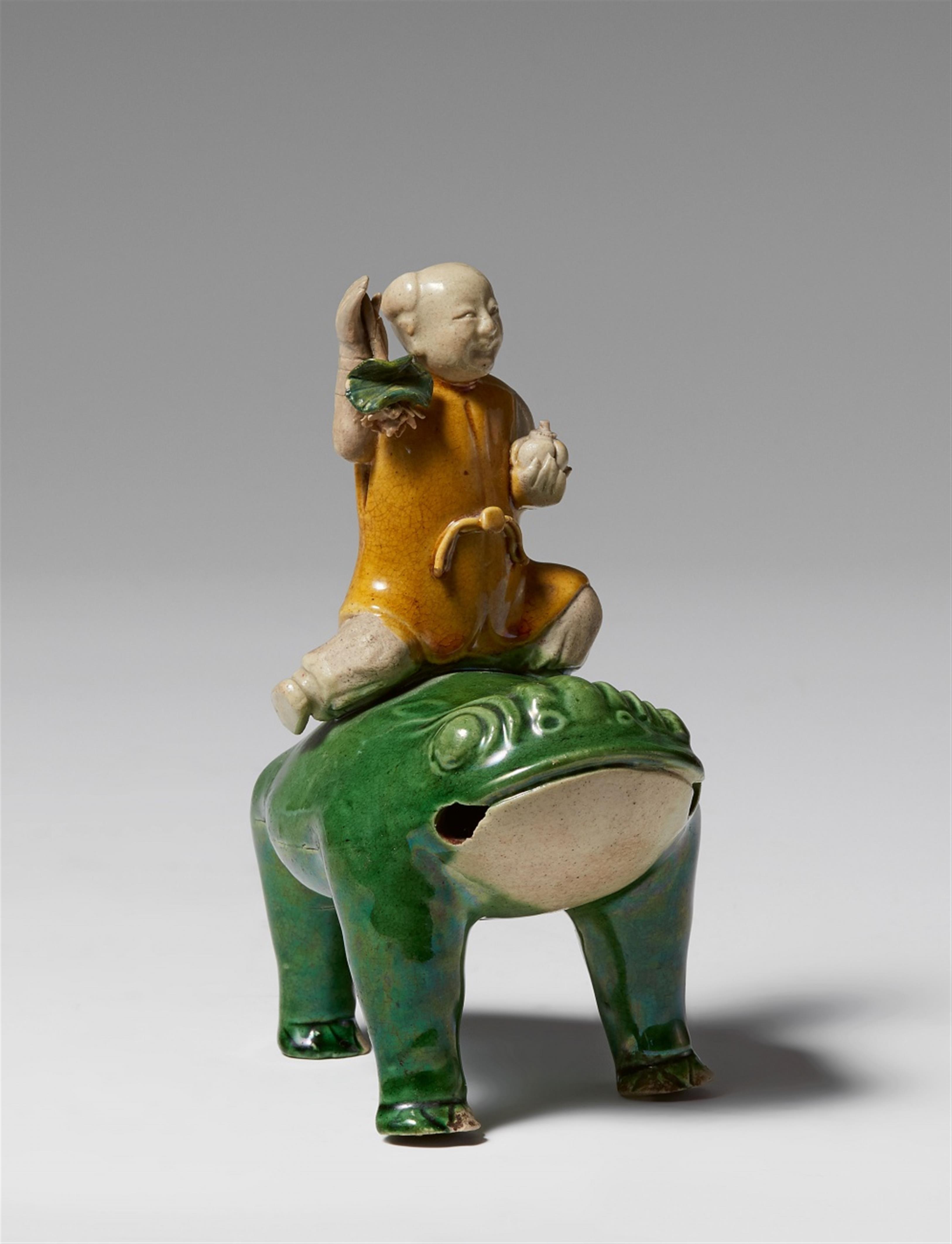 Water dropper in the form of the immortal Liu Hai. Email sur biscuit. Kangxi period (1662-1722) - image-1
