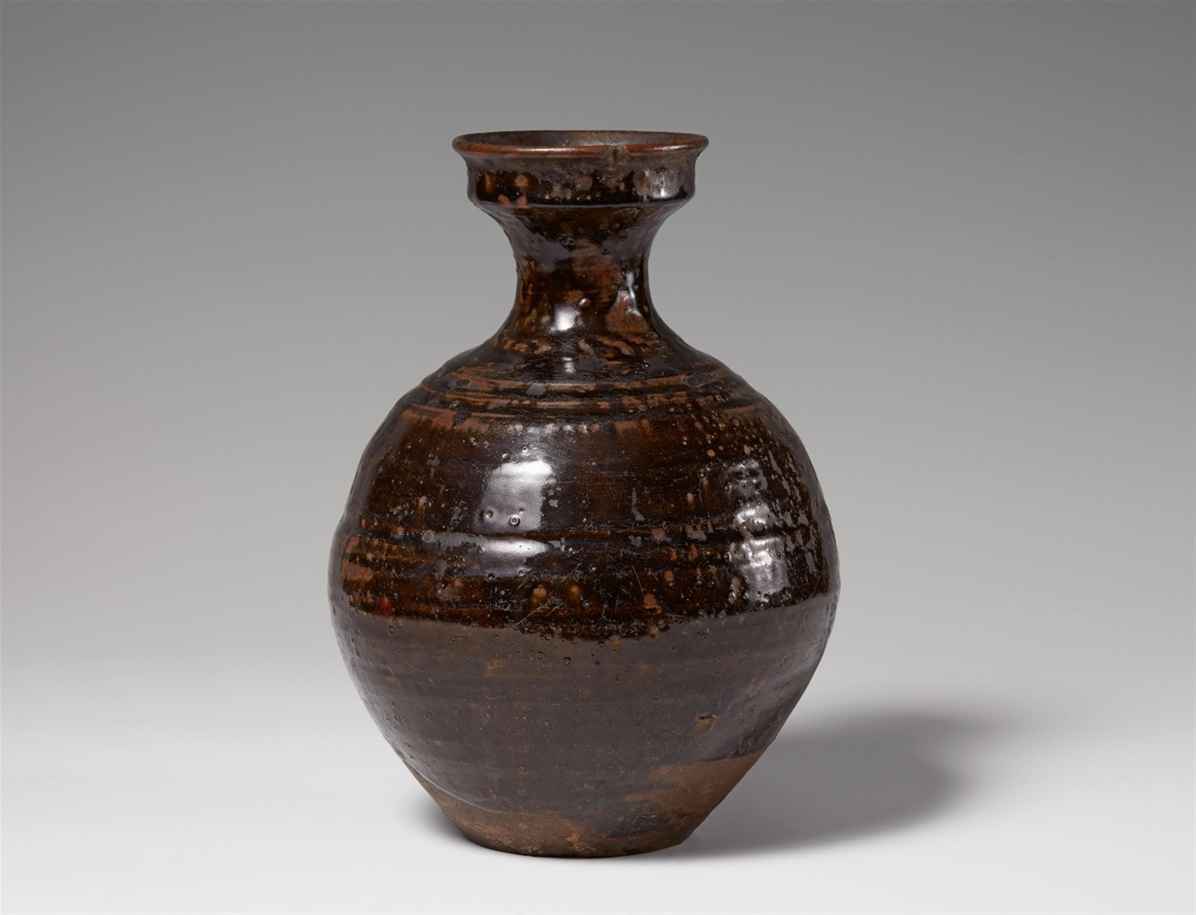 A large bottle. Korea. 17th century or later - image-1