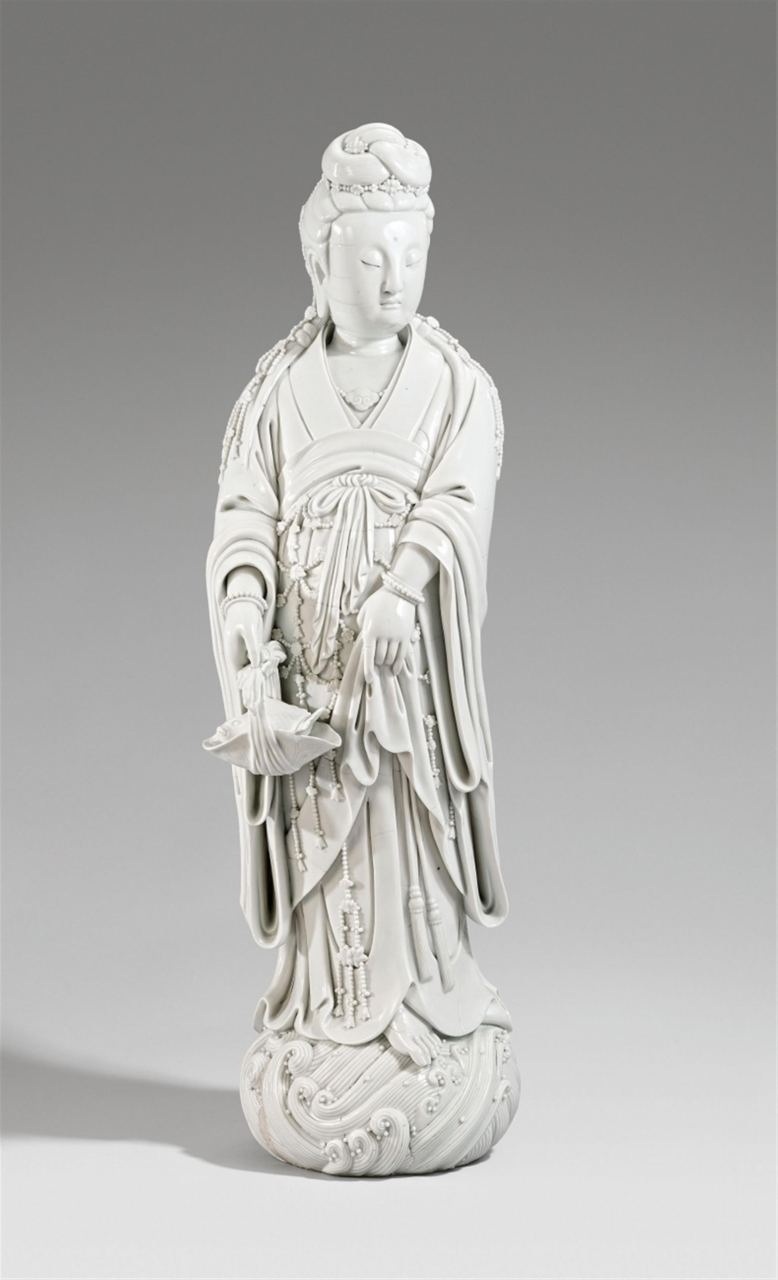 Große blanc de Chine-Figur der Guanyin am Meer. Dehua, Atelier von Xu Youyi (1887-1940). Frühes 20. Jh. - image-1