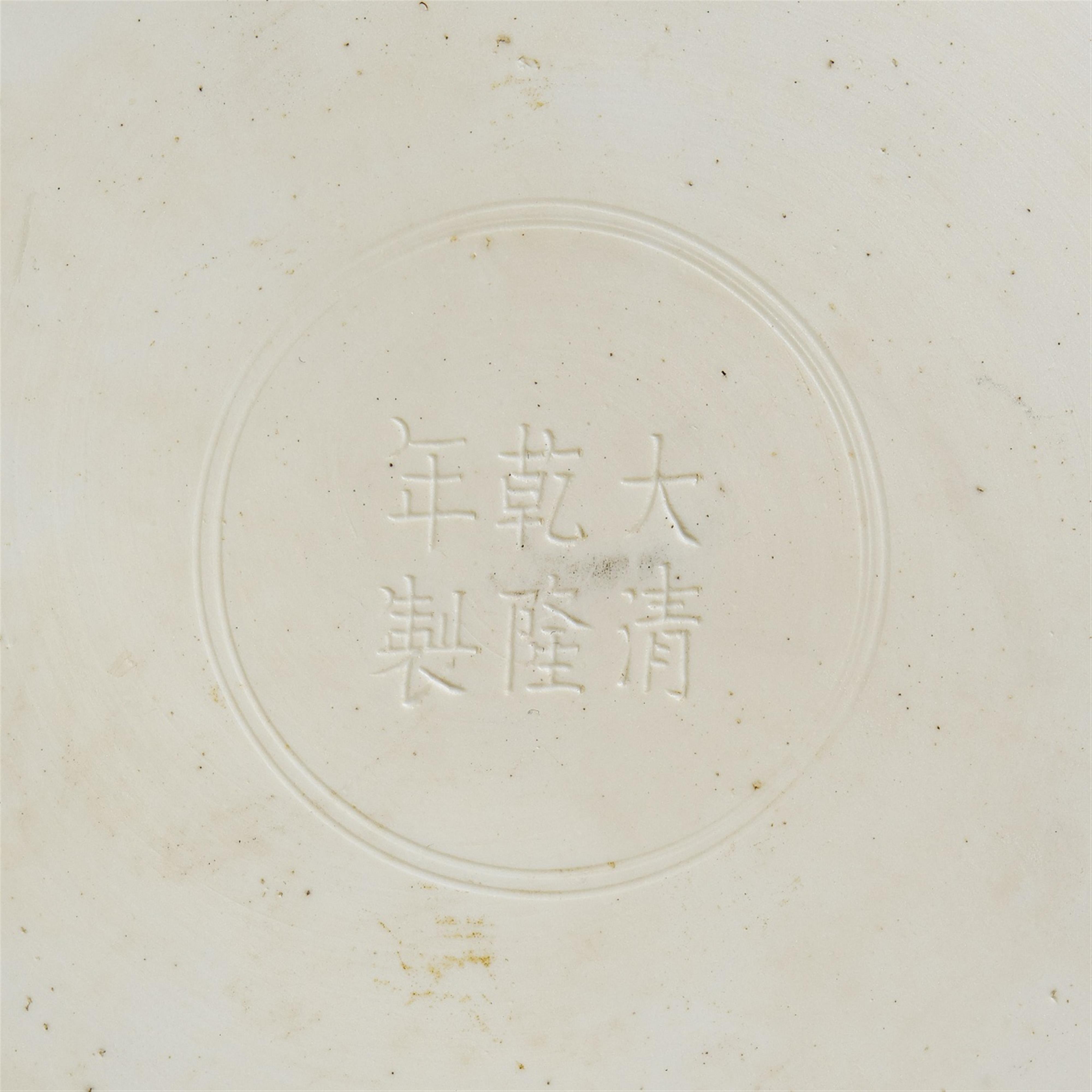 A rare white-glazed dish with incised anhua decoration. Qianlong period (1735-1796) - image-2