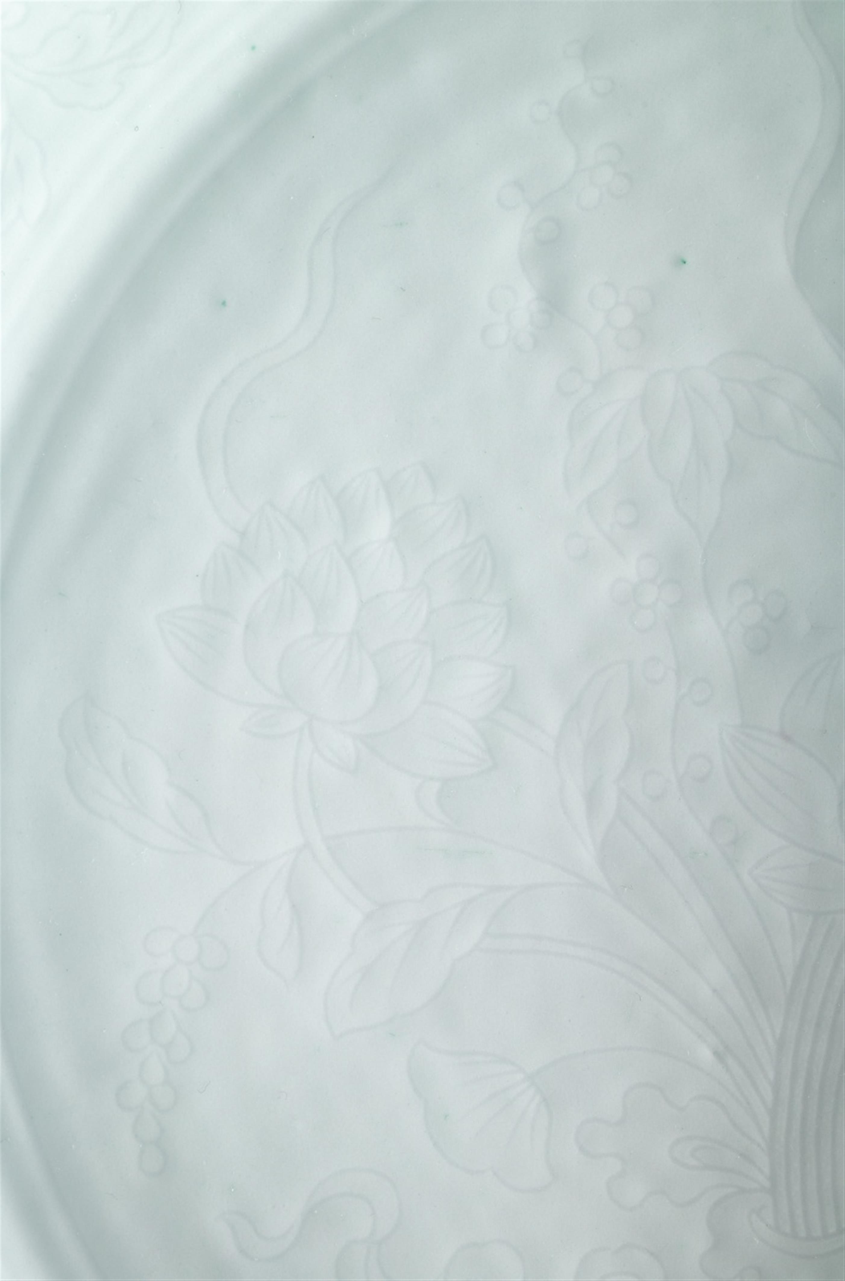 A rare white-glazed dish with incised anhua decoration. Qianlong period (1735-1796) - image-5