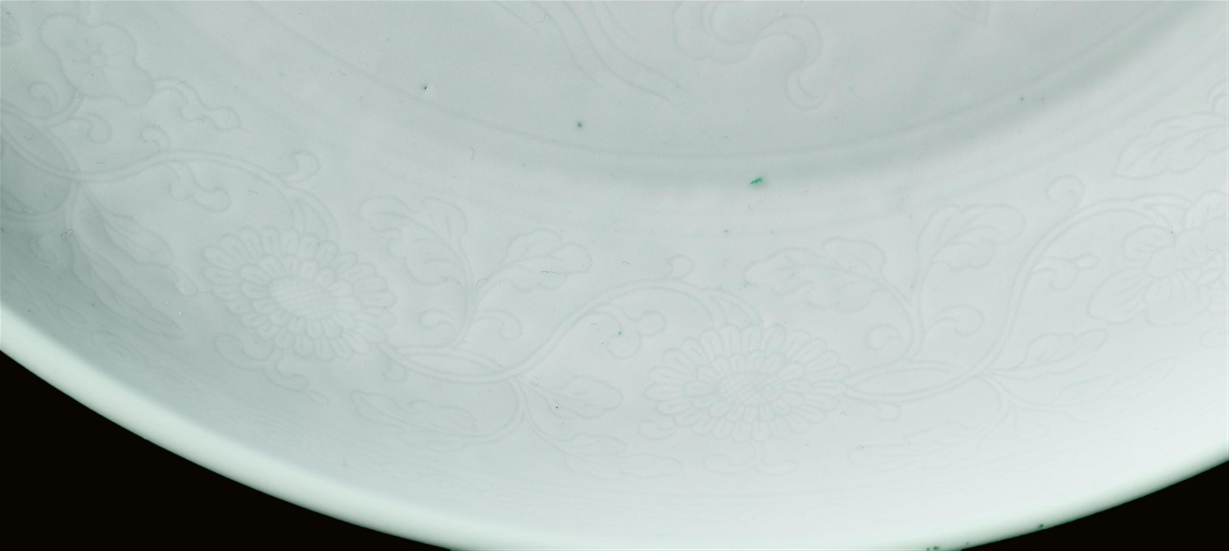 A rare white-glazed dish with incised anhua decoration. Qianlong period (1735-1796) - image-6