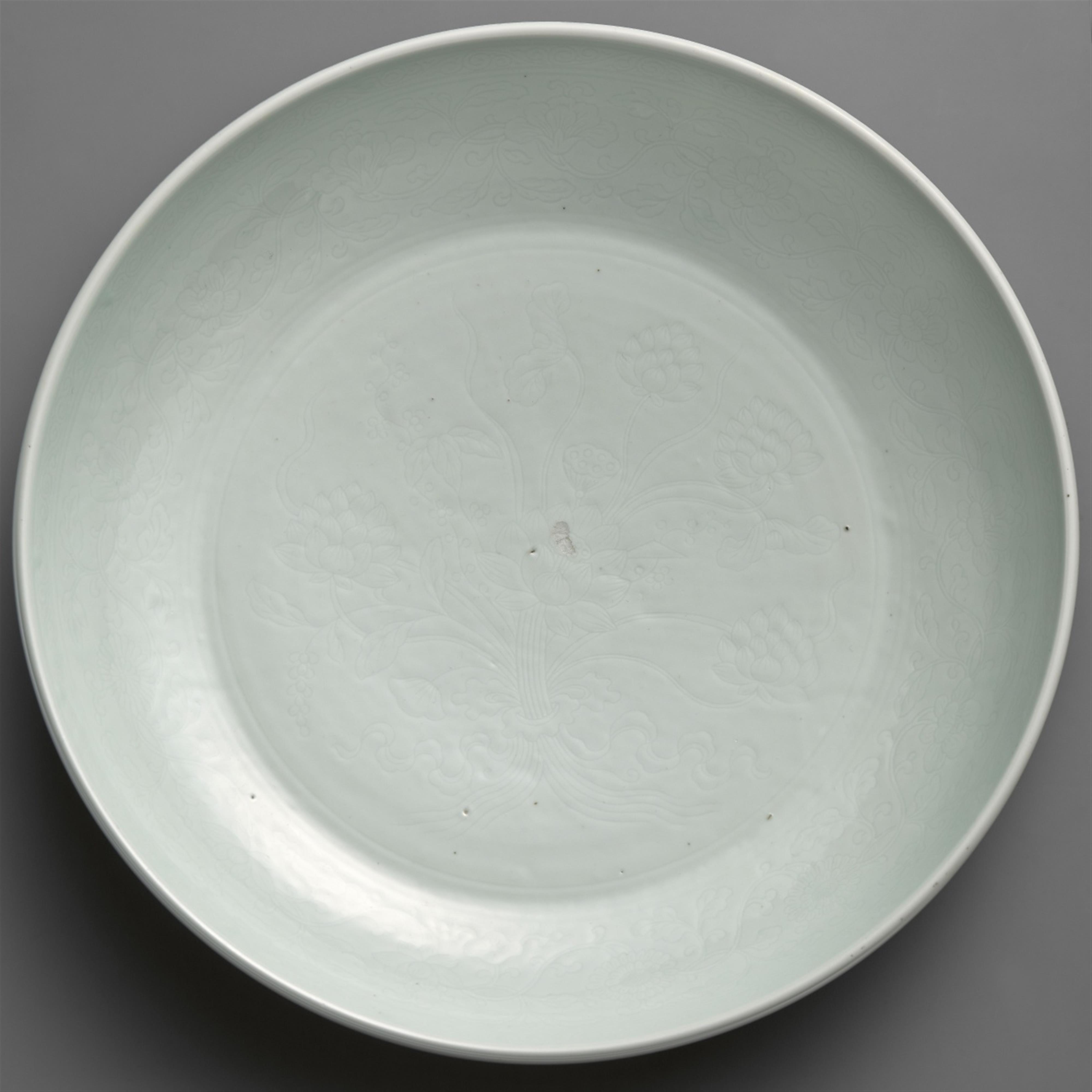 A rare white-glazed dish with incised anhua decoration. Qianlong period (1735-1796) - image-8