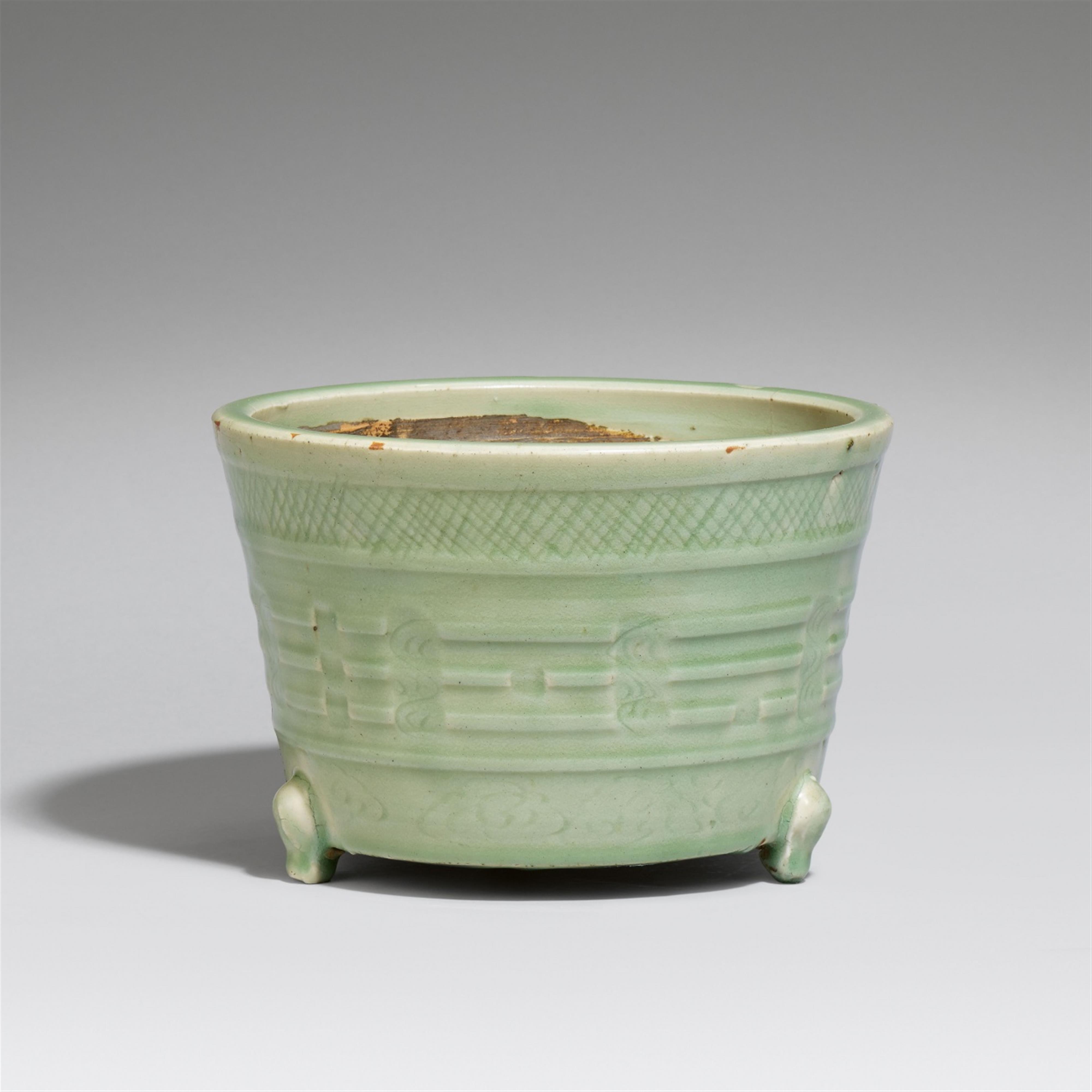 A celadon tripod censer. Qing dynasty (1644-1911) - image-1