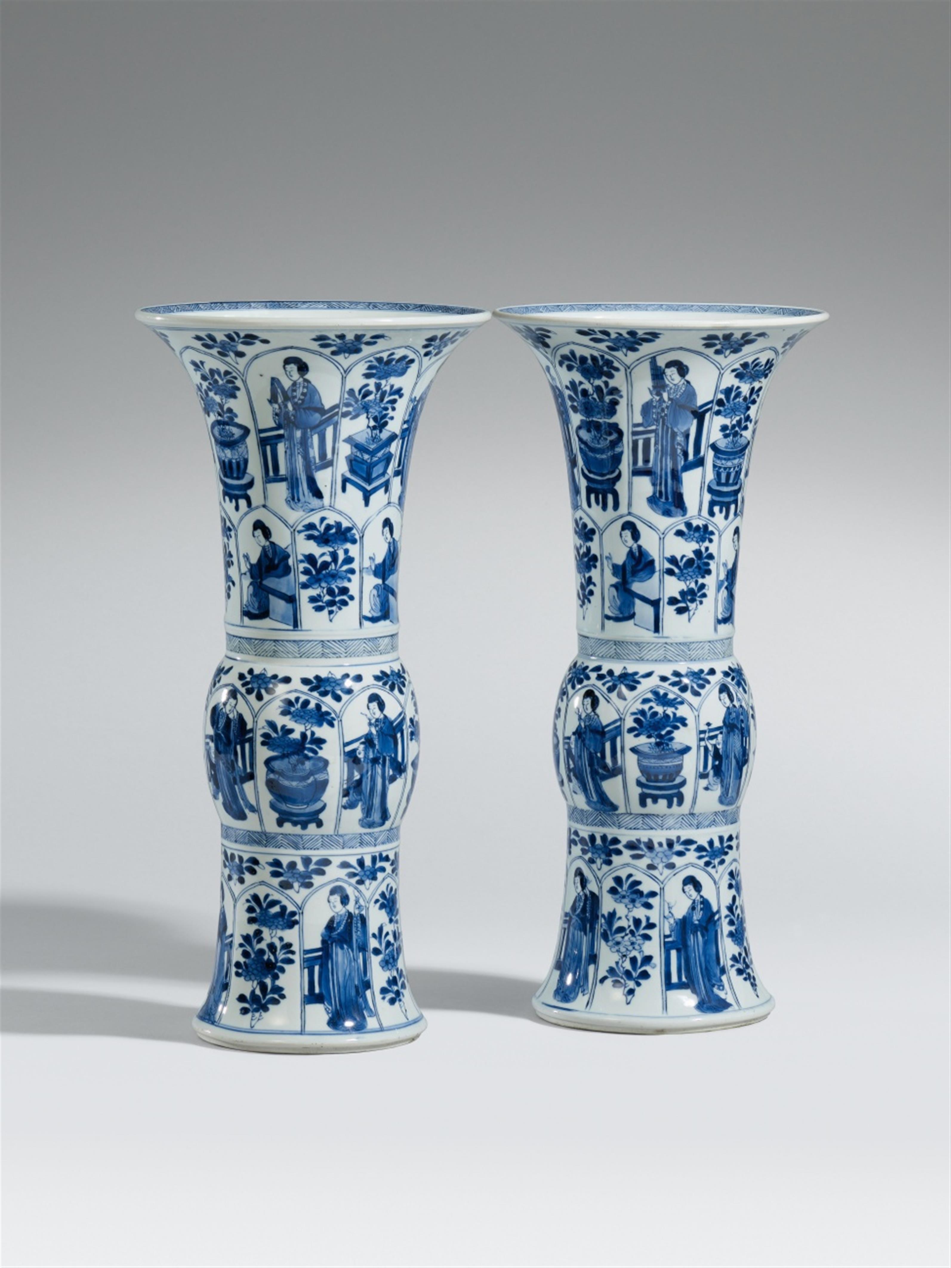 Paar blau-weiße Vasen aus einer Kamingarnitur. Kangxi-Periode (1662-1722) - image-1