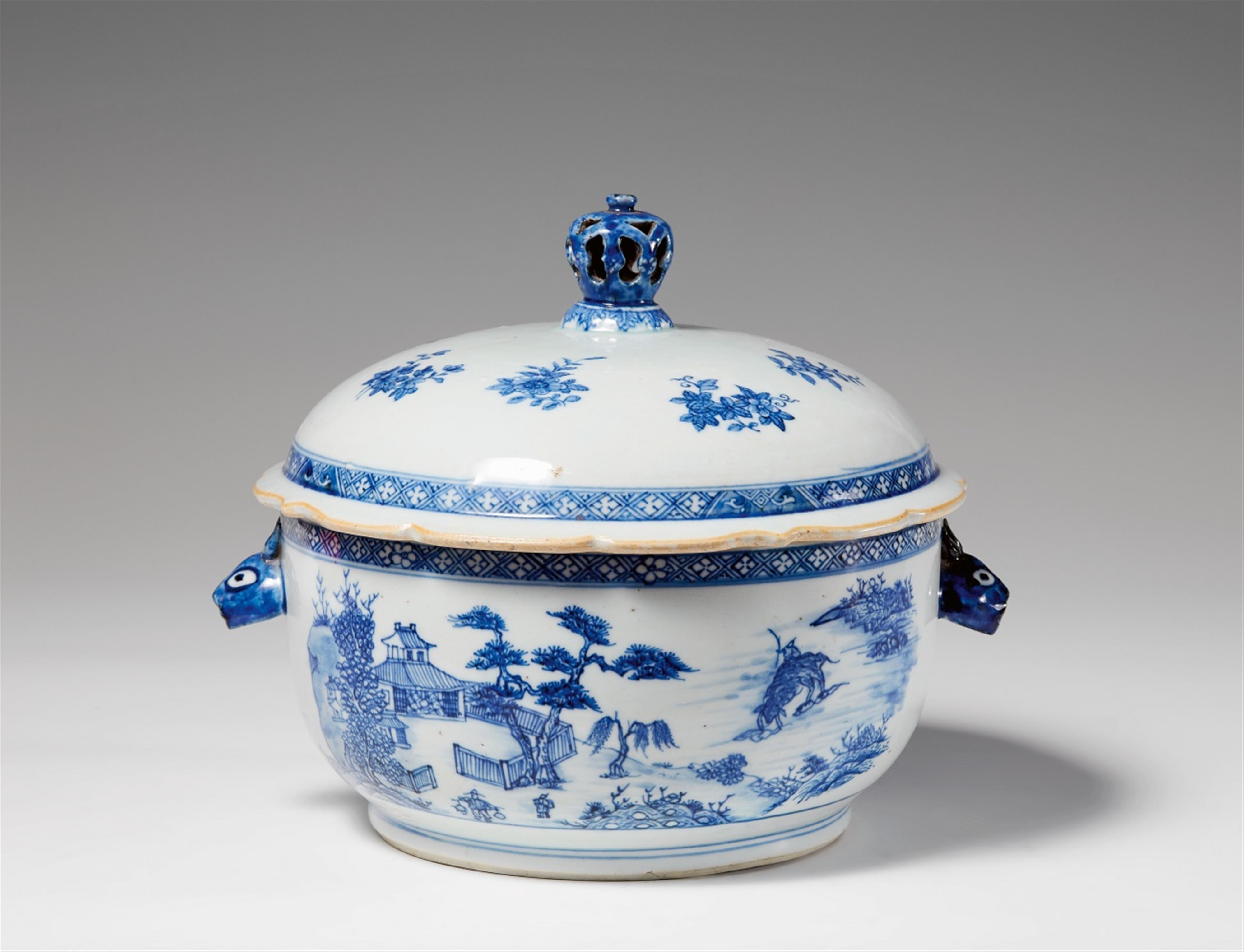 Blau-weiße Deckelterrine. Qianlong-Periode (1735-1796) - image-2