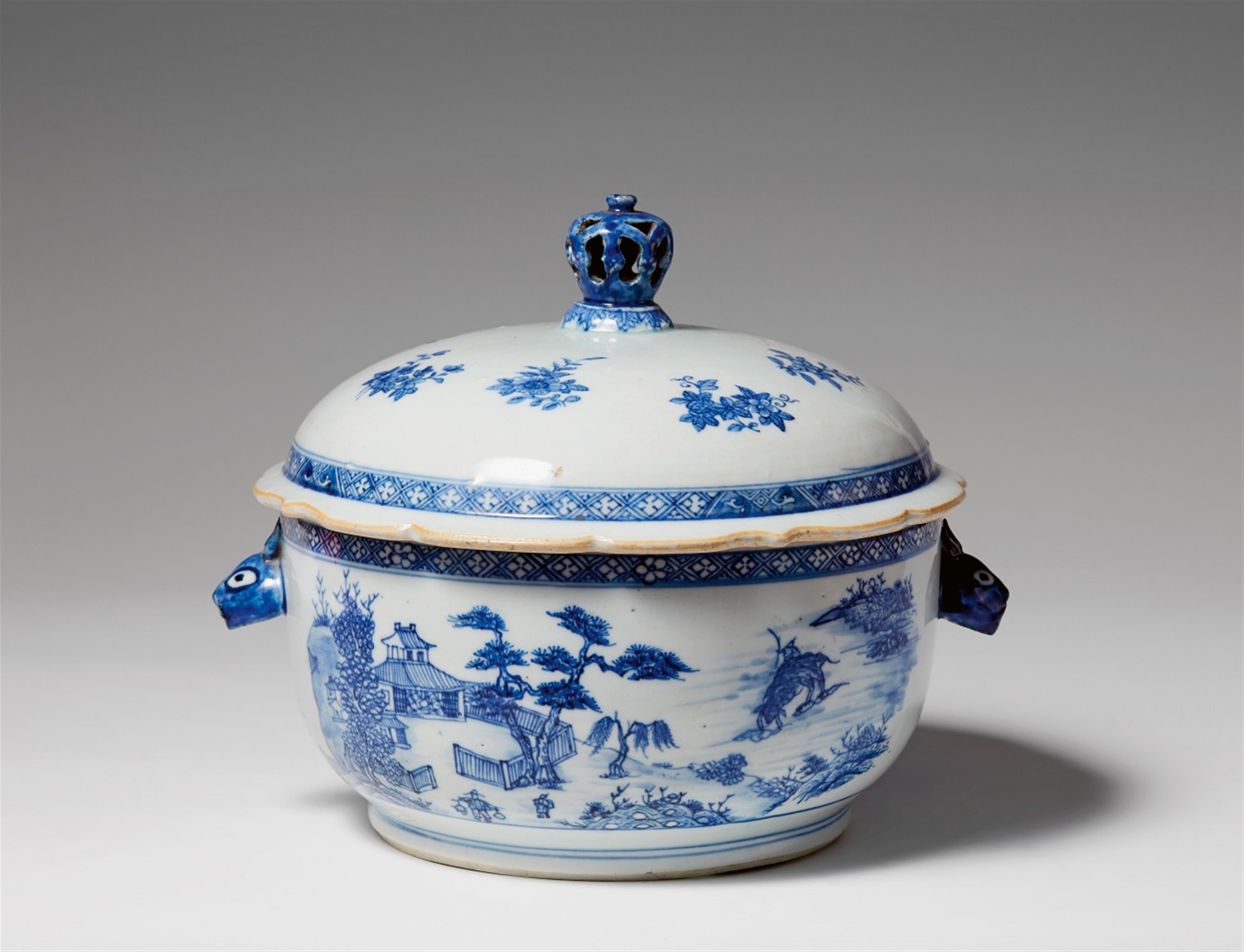 Blau-weiße Deckelterrine. Qianlong-Periode (1735-1796) - image-1