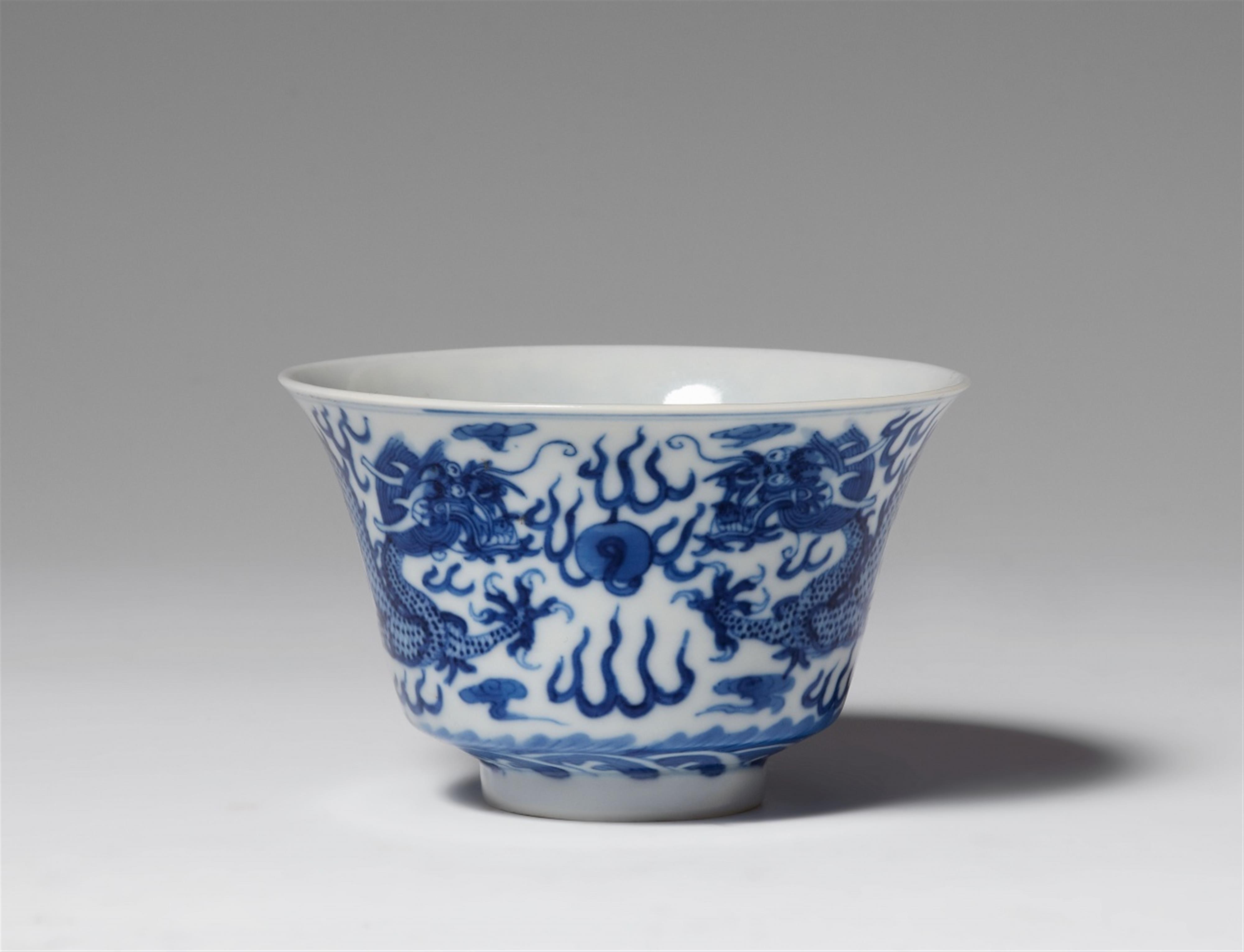Blau-weiße Drachenschale. Qing-Zeit (1644-1911) - image-1
