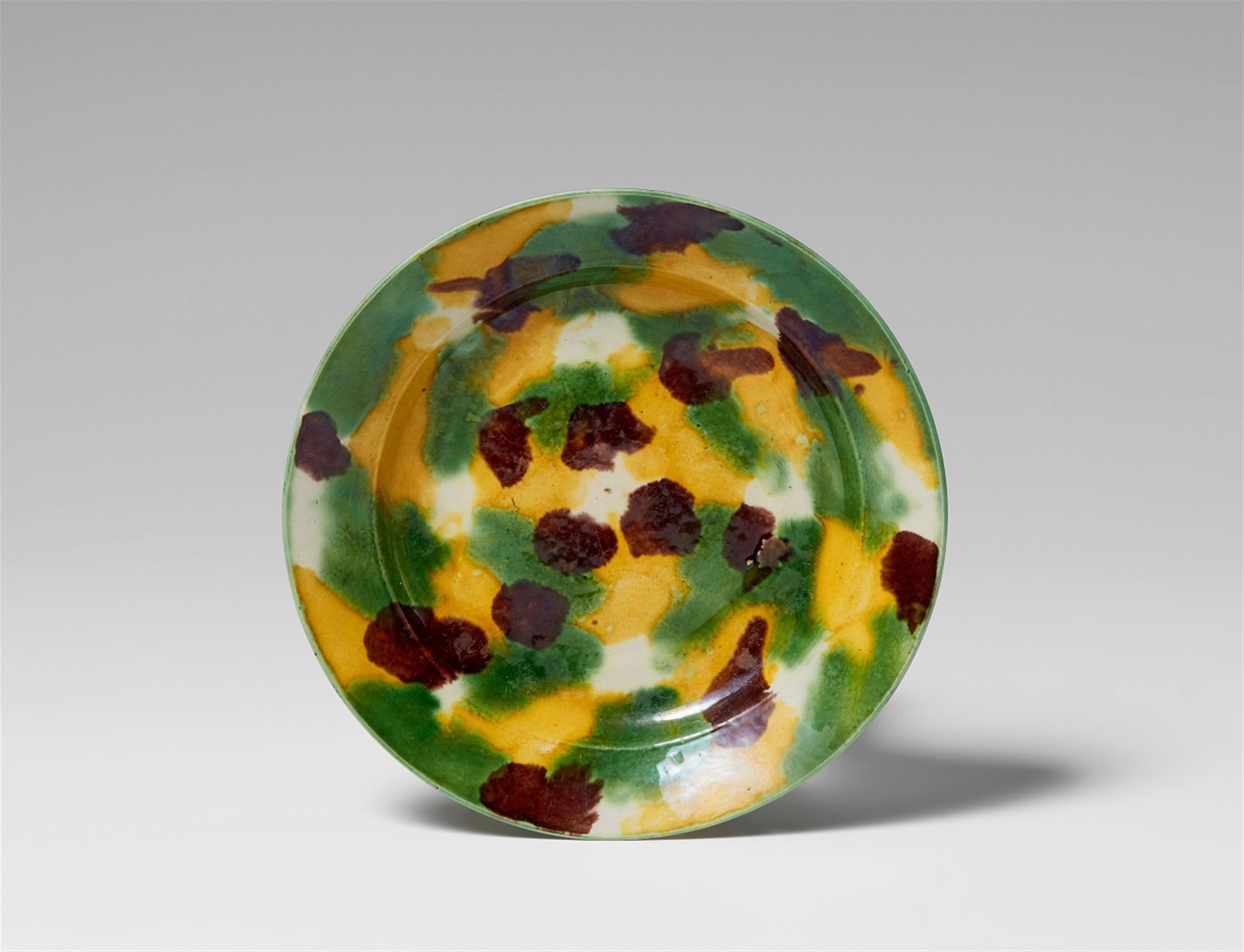 An egg-and-spinach-glazed dish. Kangxi period (1662-1722) - image-1