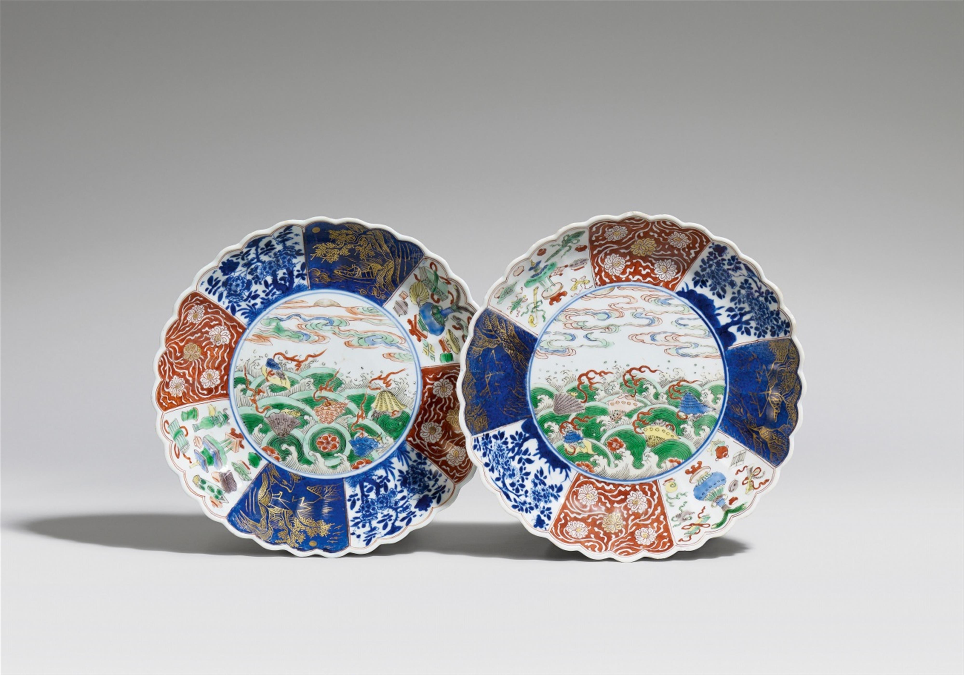Two famille verte saucer-shaped Imari dishes. Kangxi period (1662-1722) - image-1