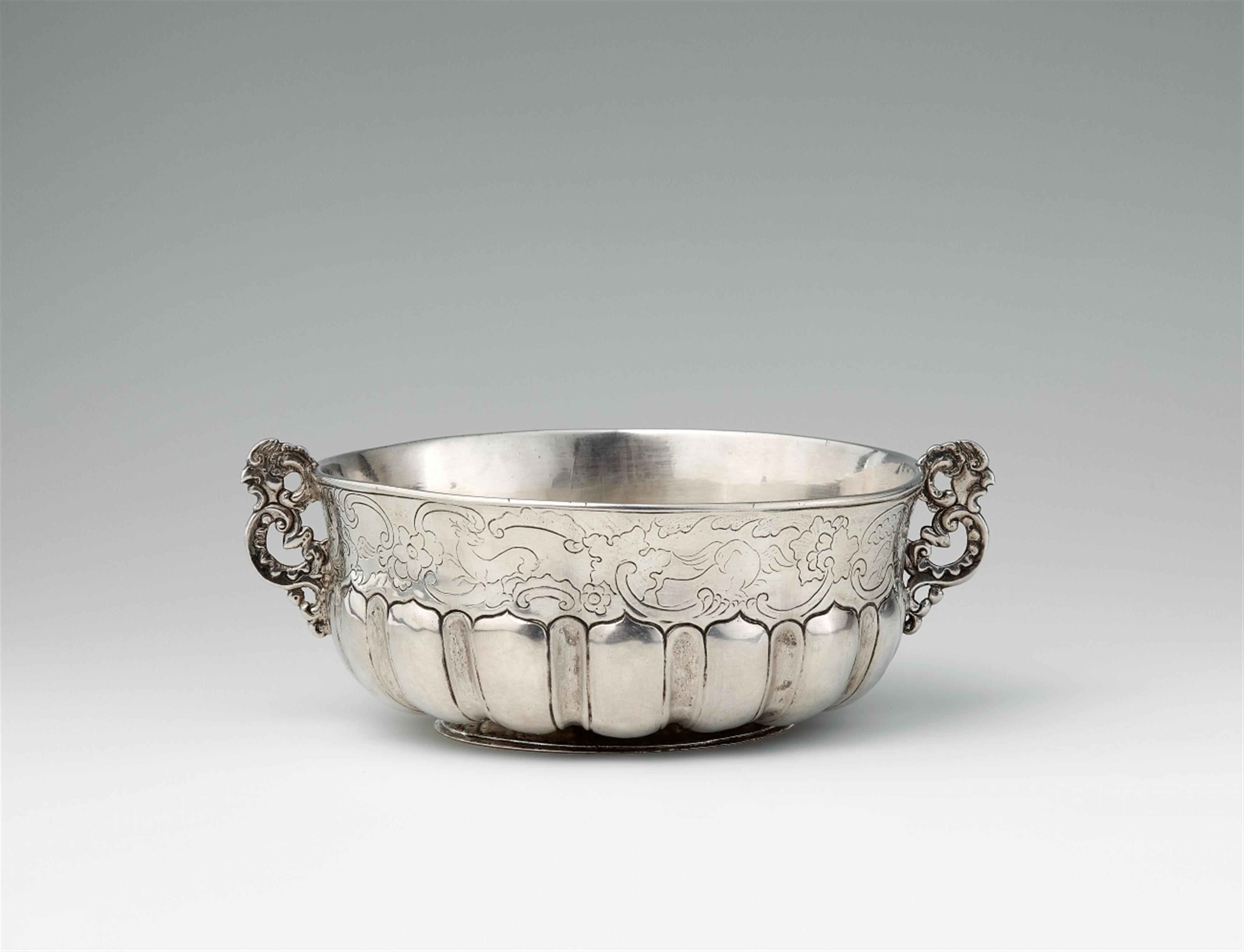 A Colonial silver two-handled dish - image-1