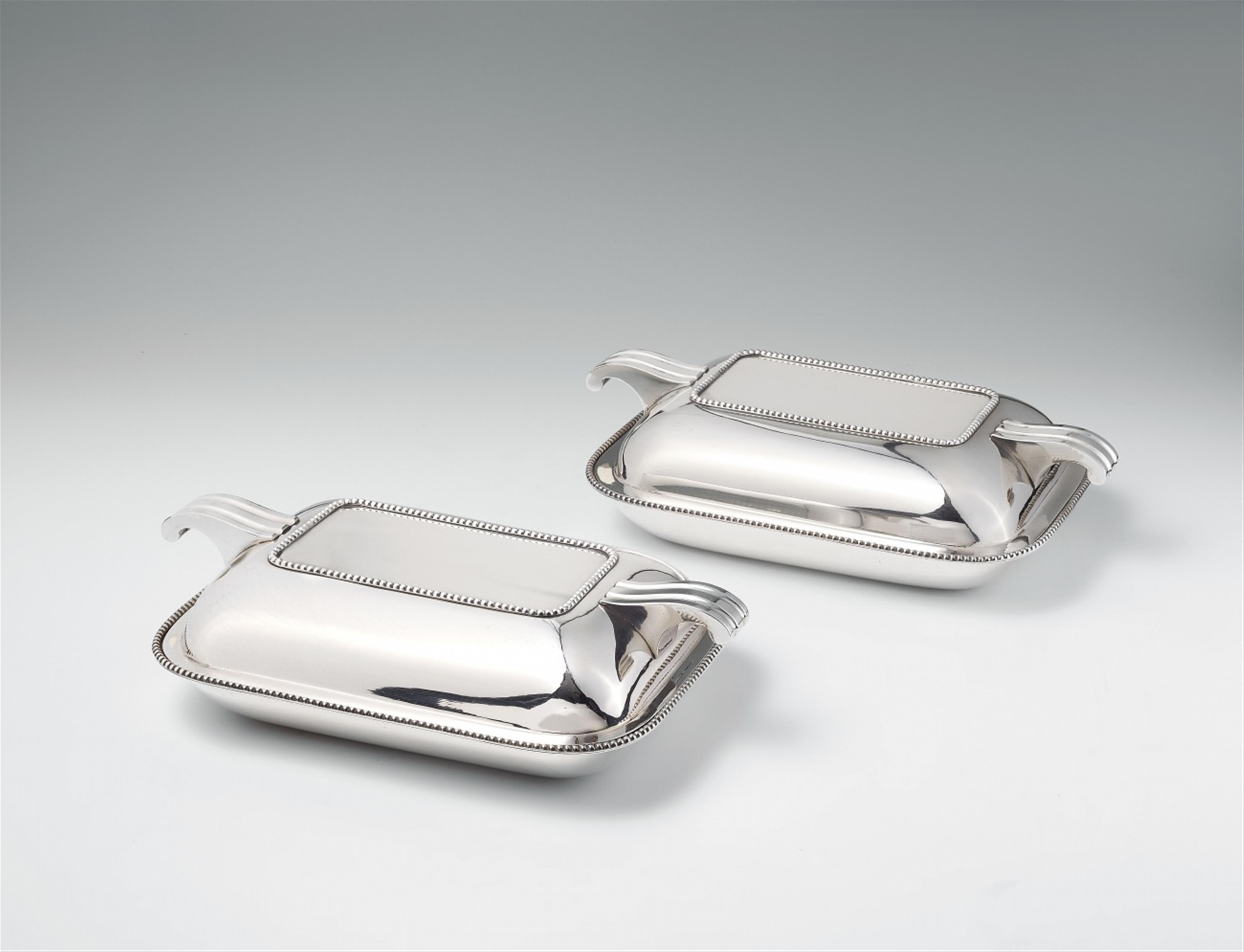 A pair of Art Deco silver dishes - image-1