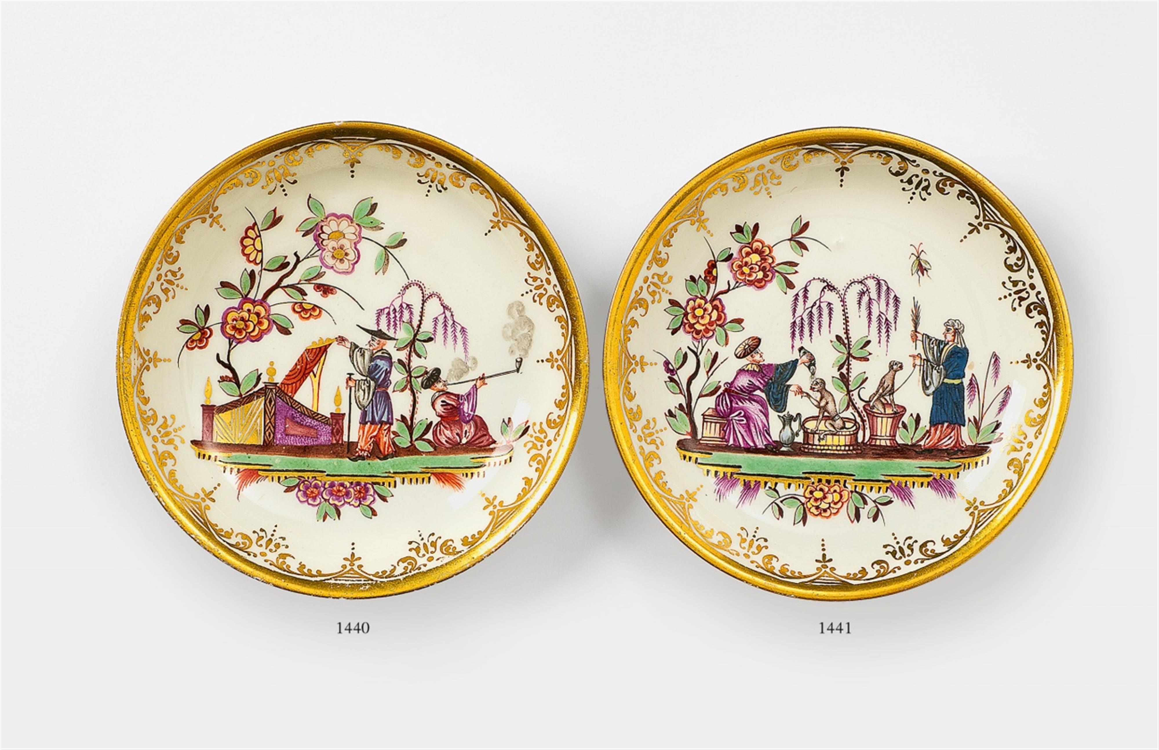 A Meissen porcelain saucer with Chinoiserie decor - image-1