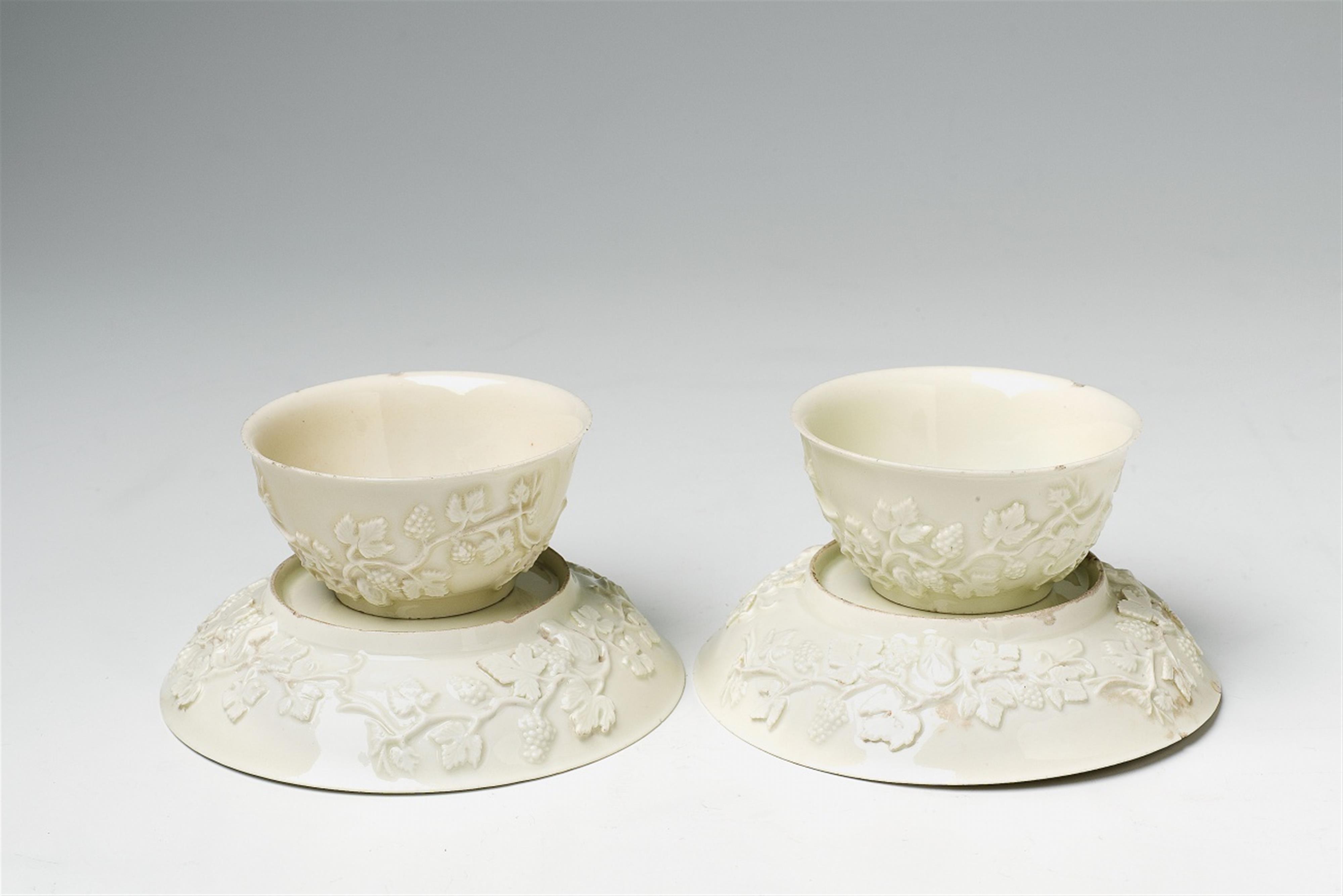 A pair of Meissen Böttger porcelain teabowls and saucers with vine decor - image-1