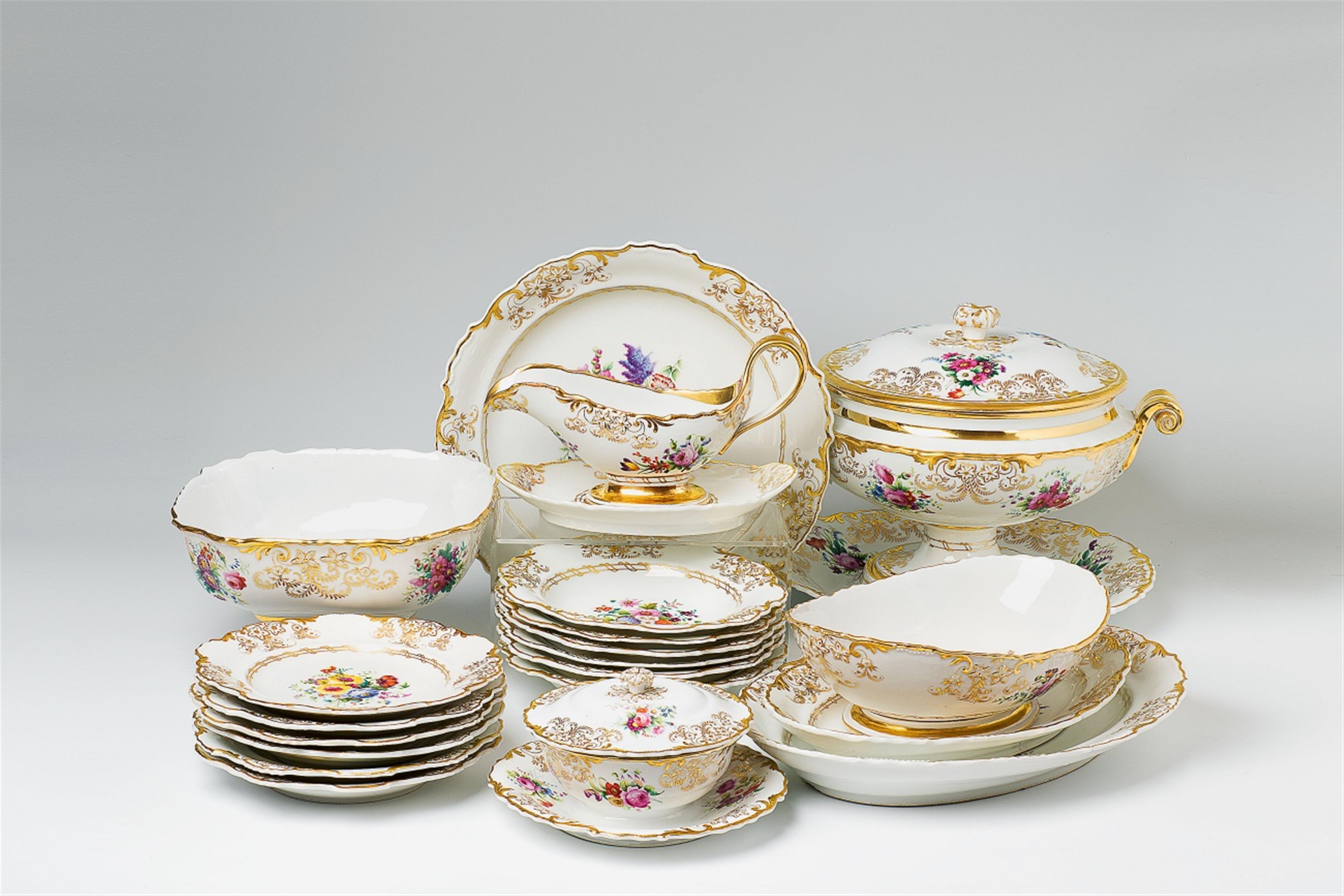 A large St. Petersburg porcelain service - image-1