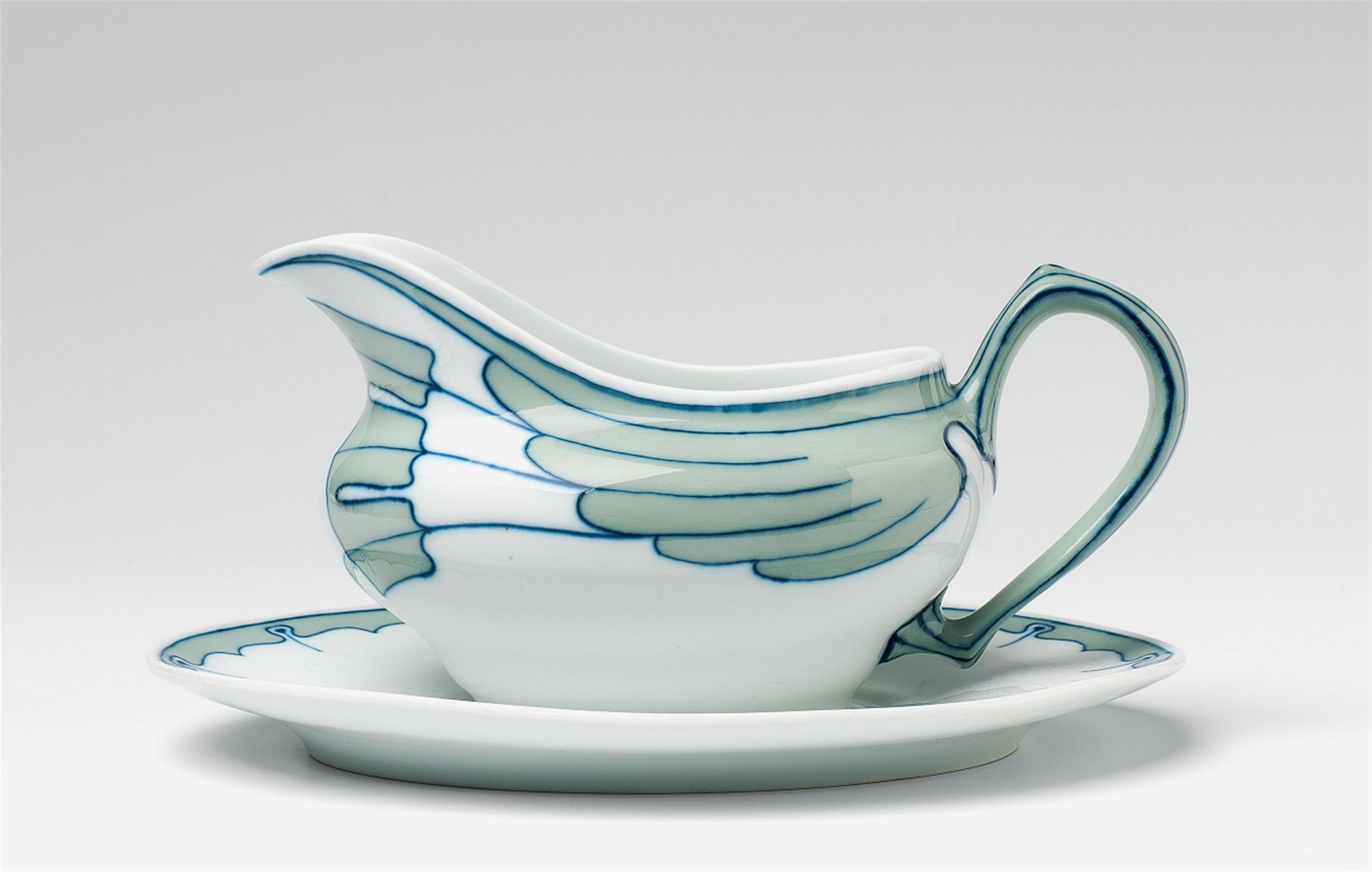 A Meissen porcelain "Flügelmuster" sauce boat - image-1