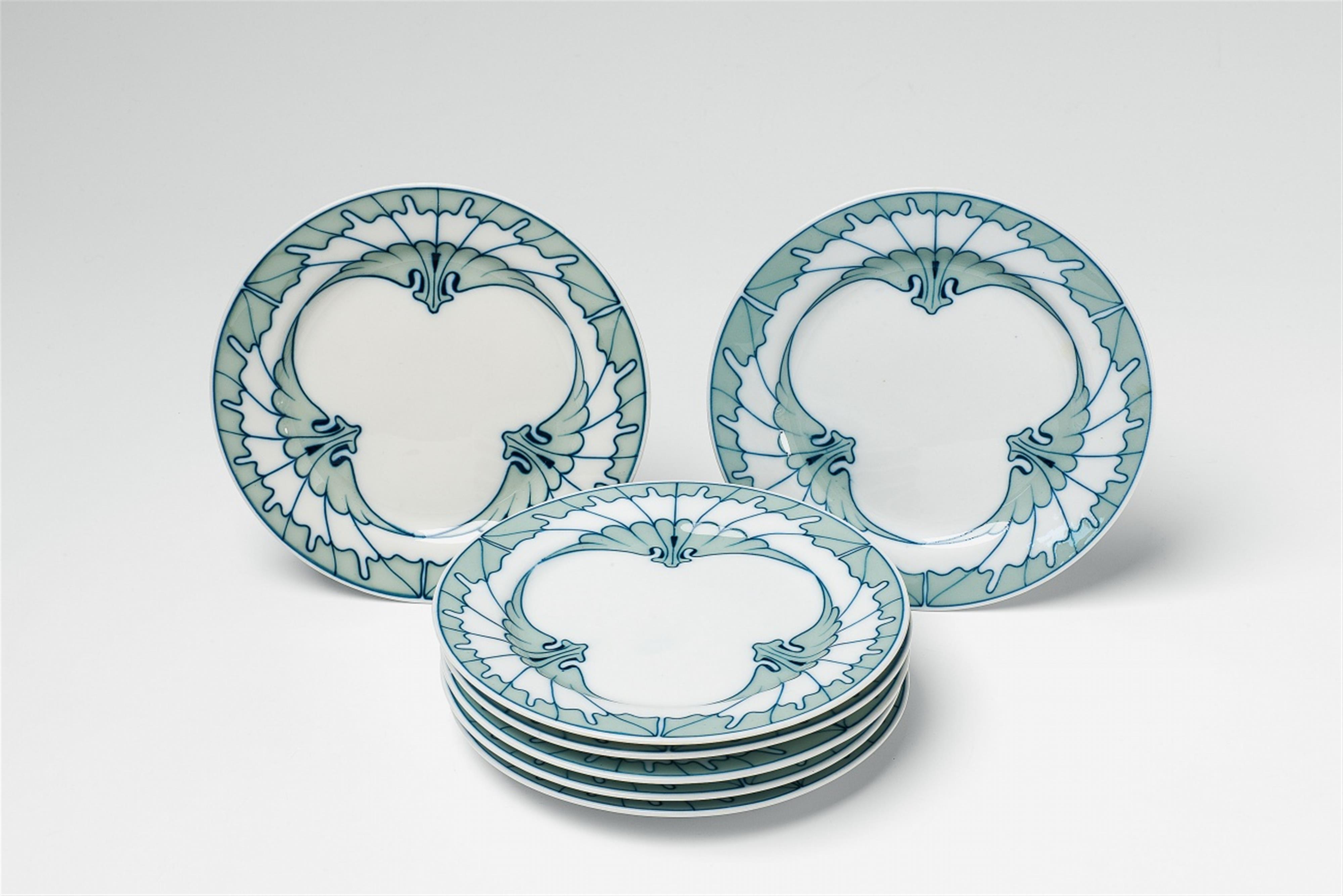 Seven small Meissen porcelain "Flügelmuster" plates - image-1