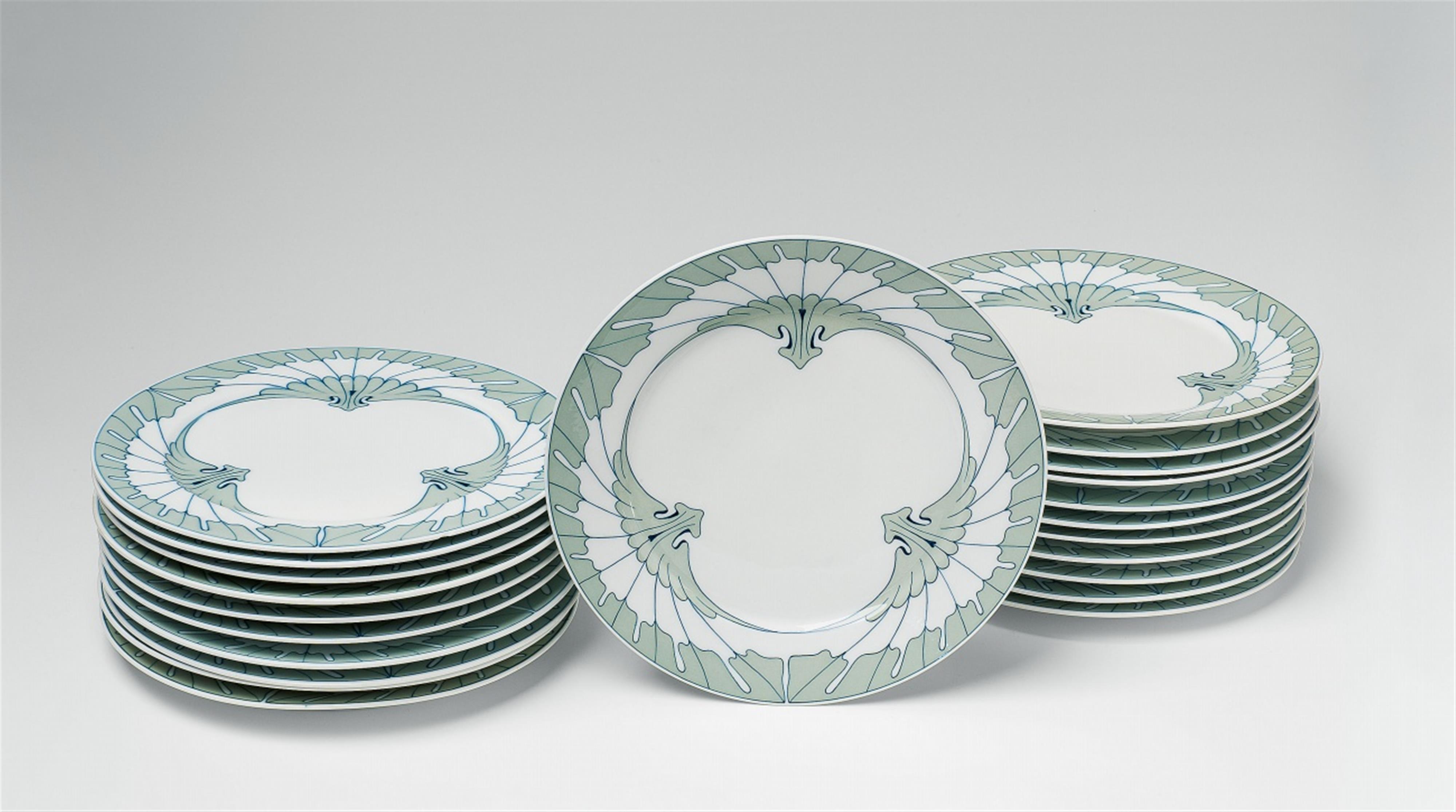22 Meissen porcelain "Flügelmuster" dinner plates - image-1