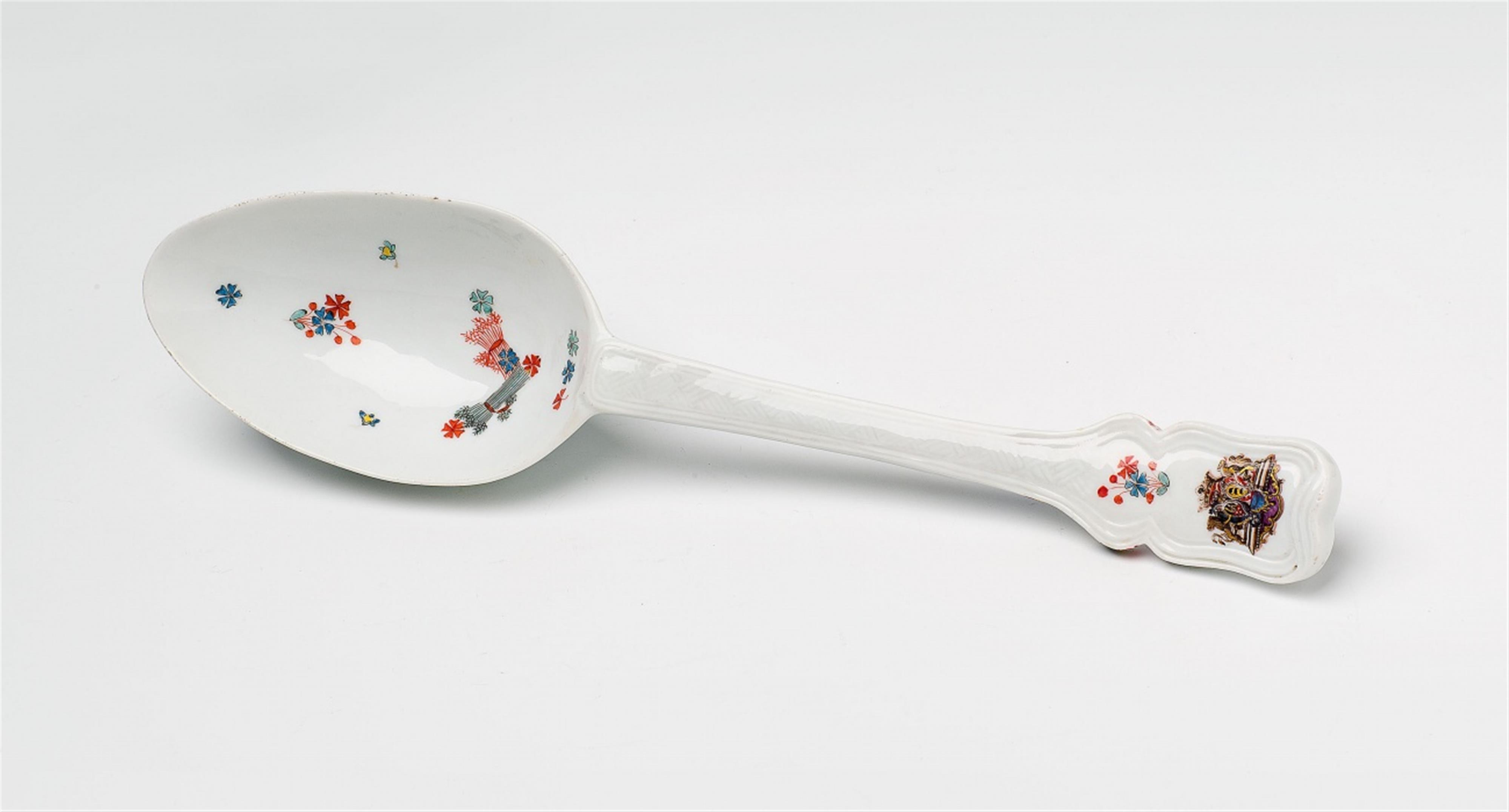 A Meissen porcelain serving spoon with the Sulkowski arms - image-1