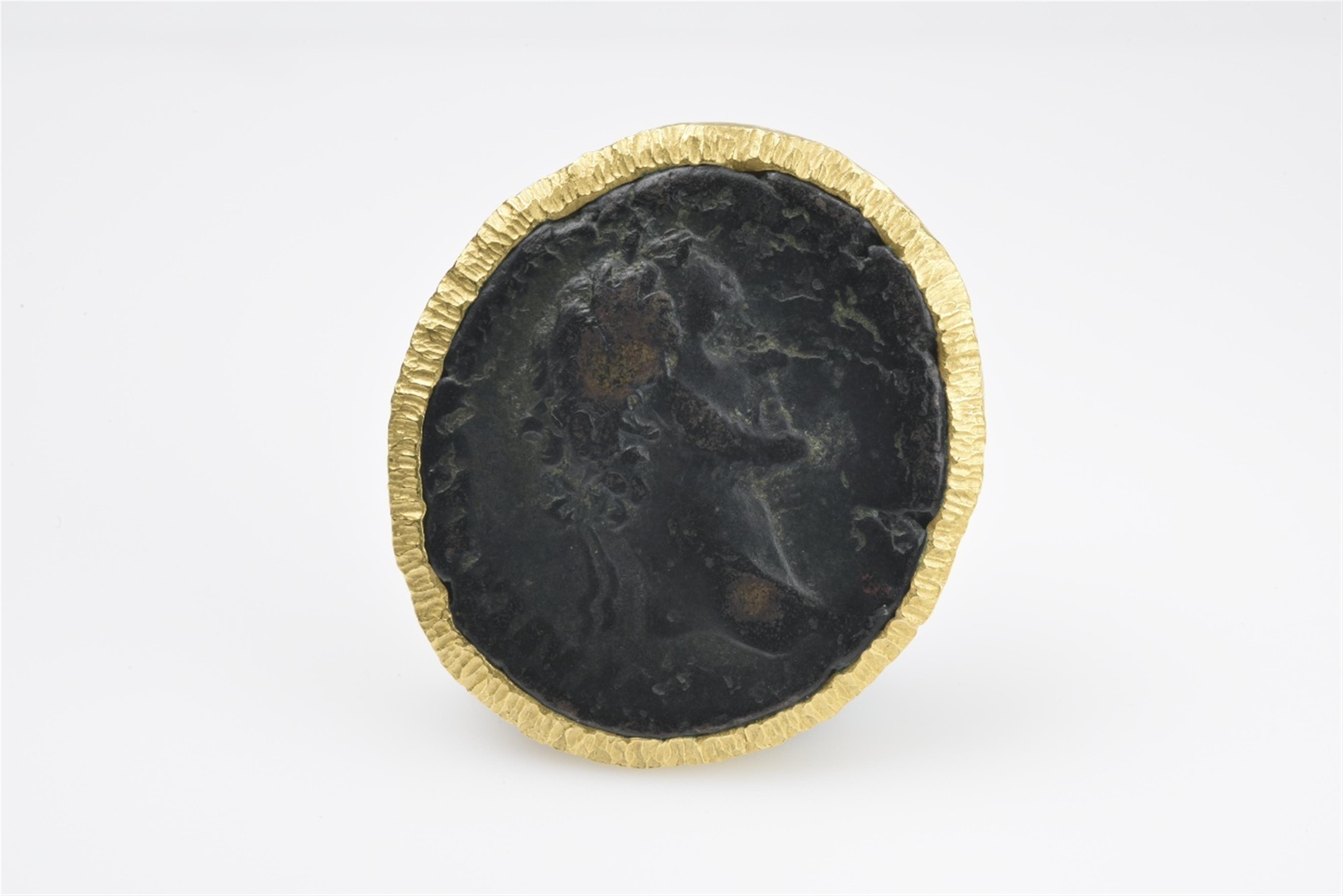 Brosche mit antiker Bronzemünze - image-1