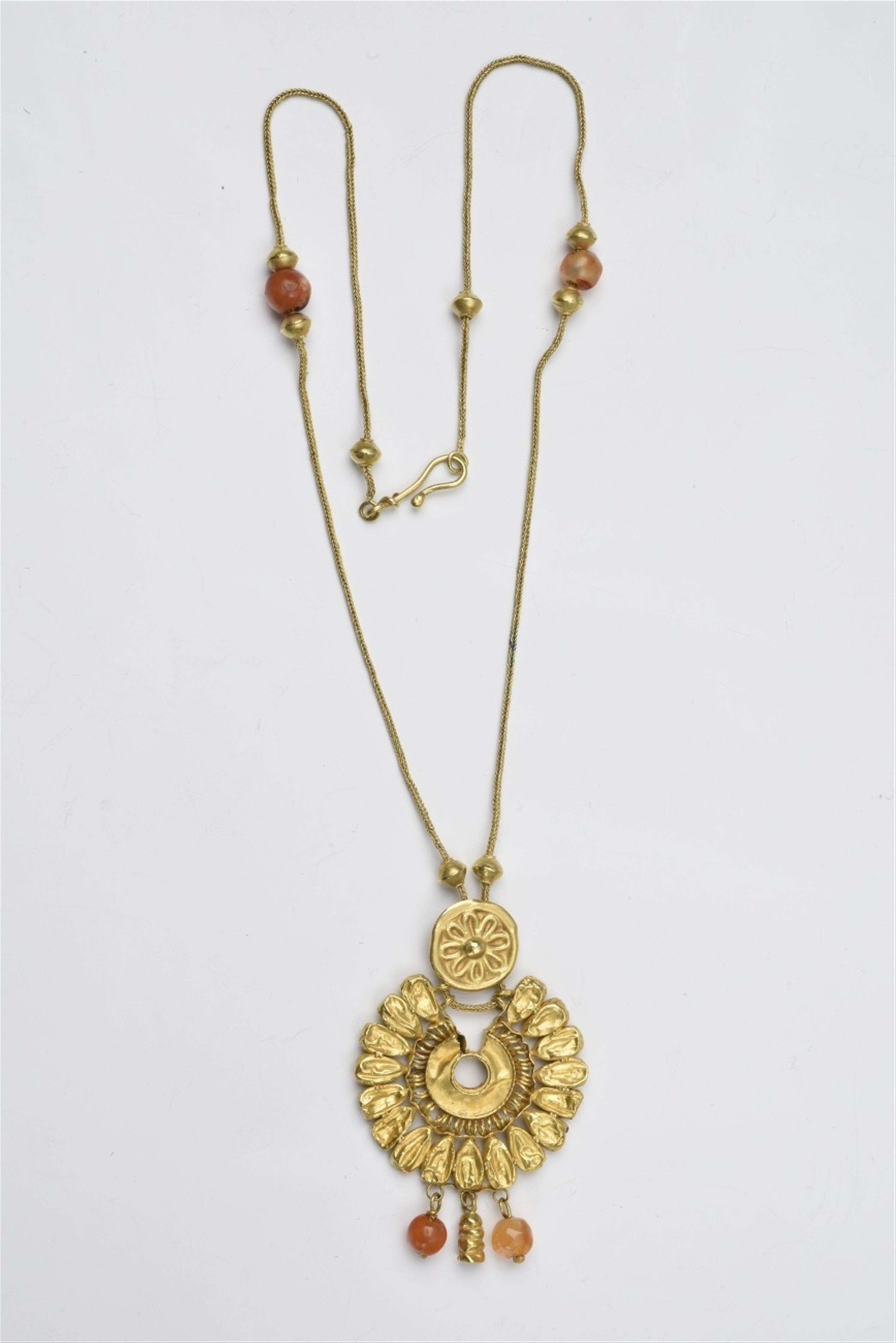 A fine gold collier with an antique pendant - image-1