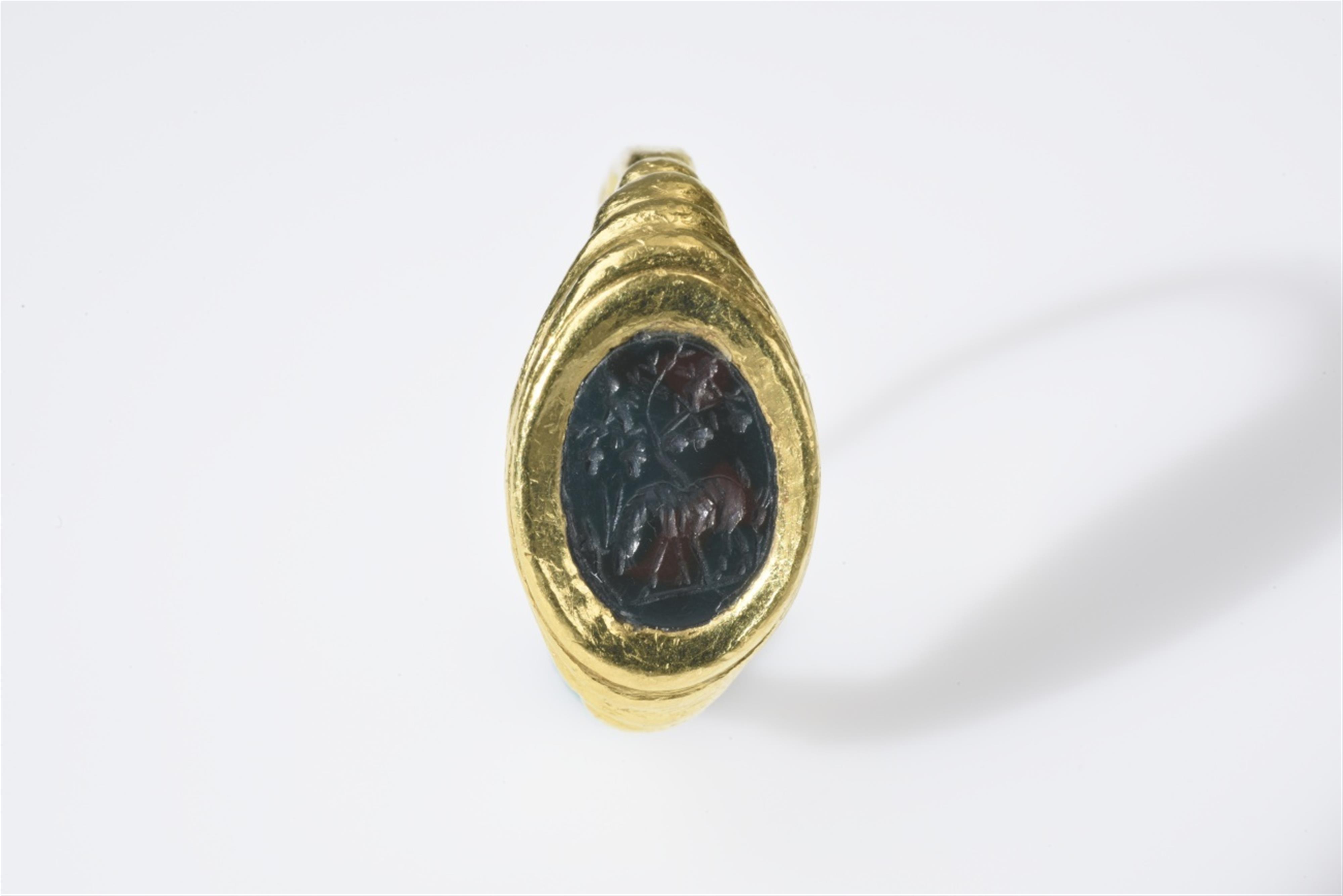 A 22k gold ring with a Roman intaglio - image-1