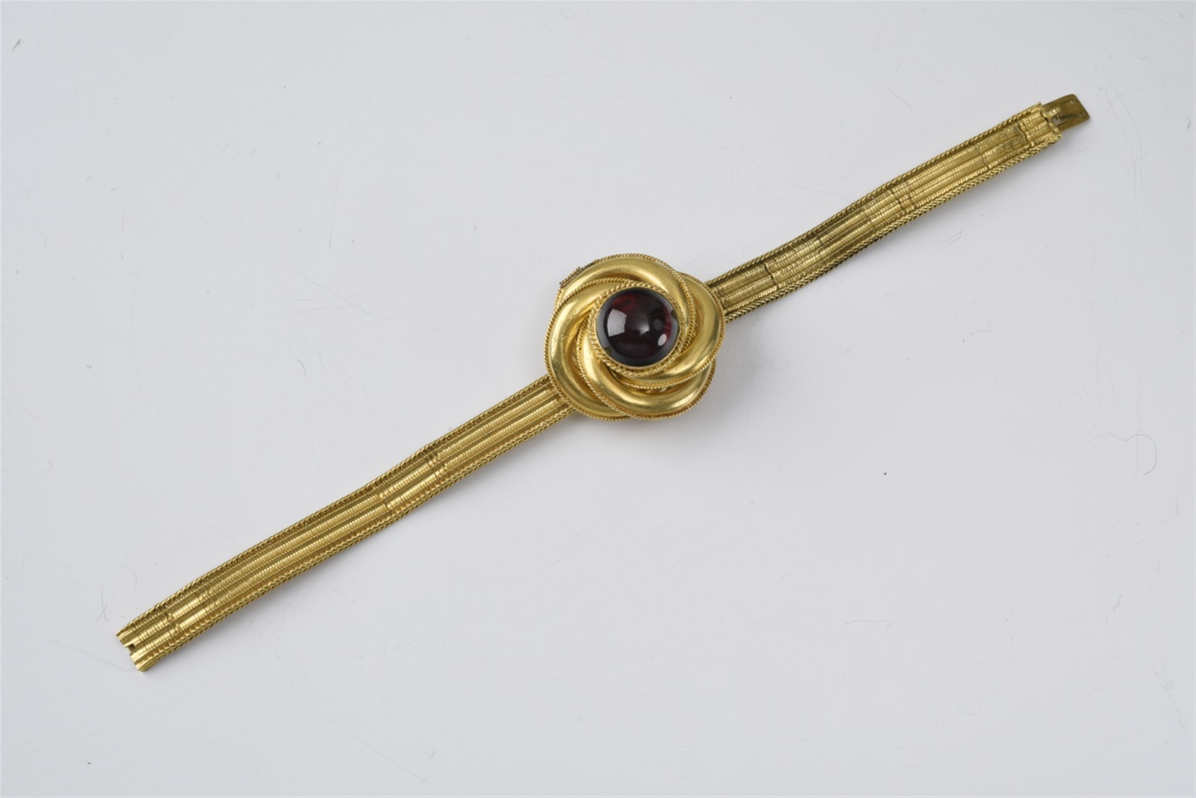 A 14k gold Victorian memory bracelet - image-1