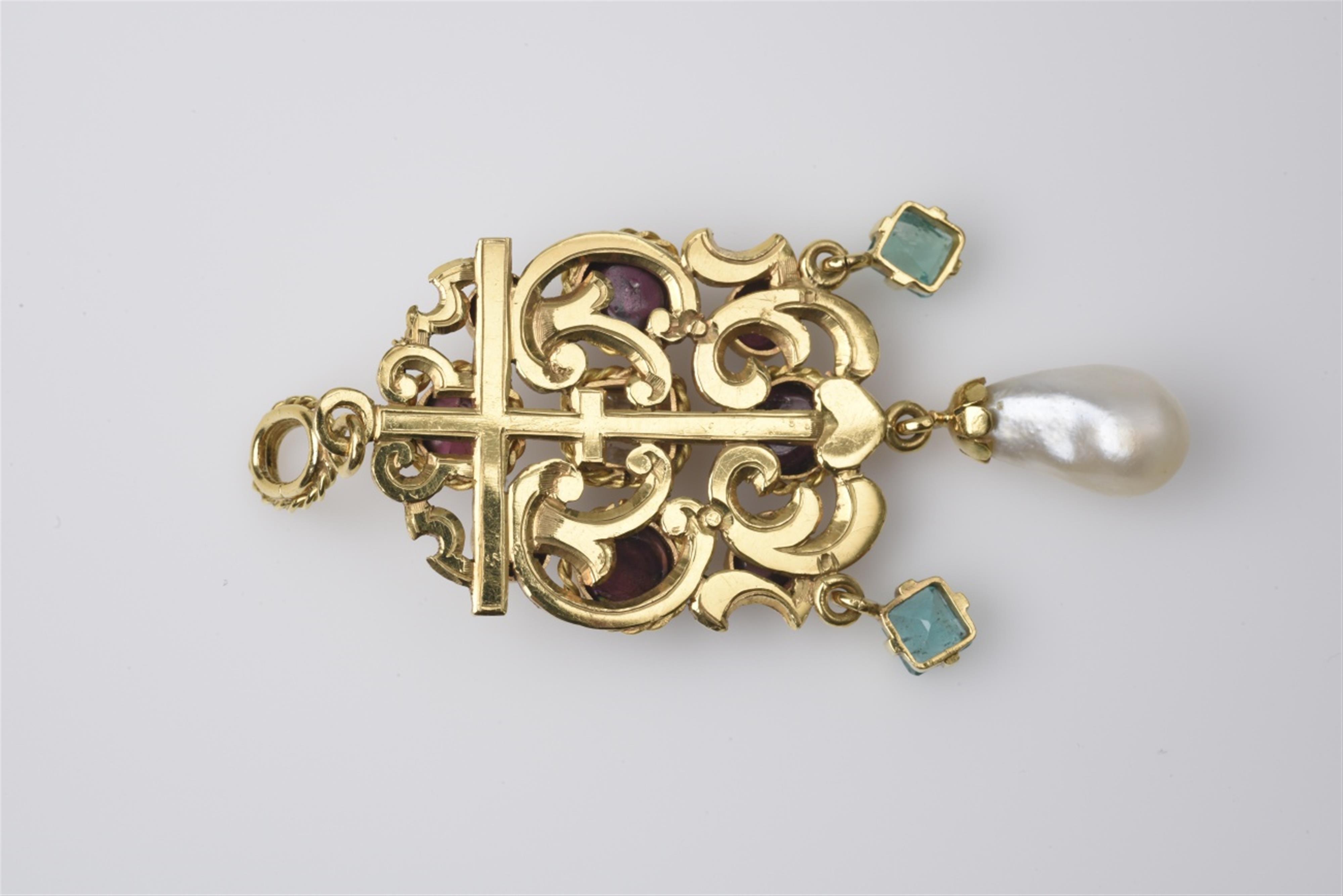 An 18k gold pendant in the Renaissance taste - image-3