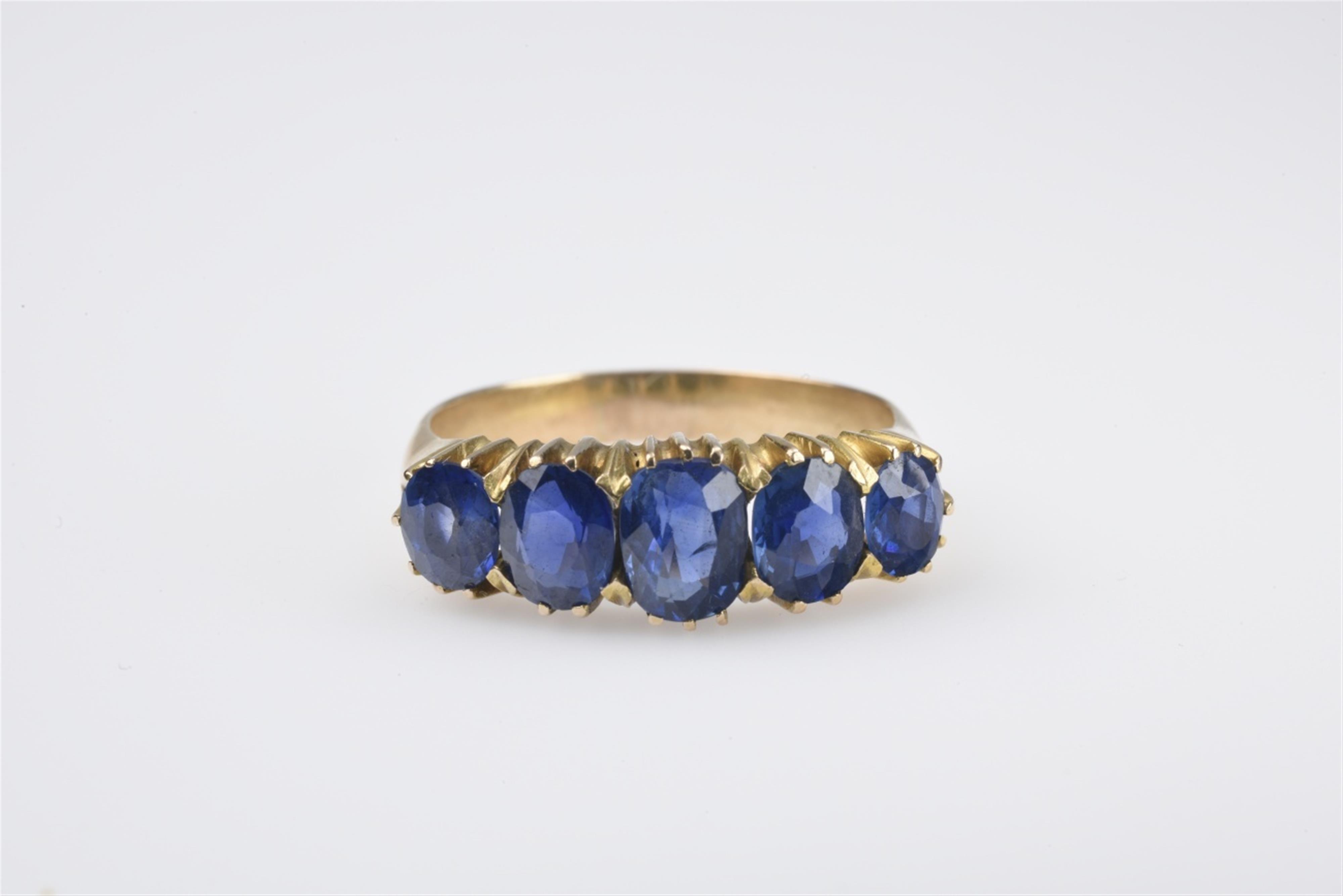 A 14k red gold and sapphire ring - image-1