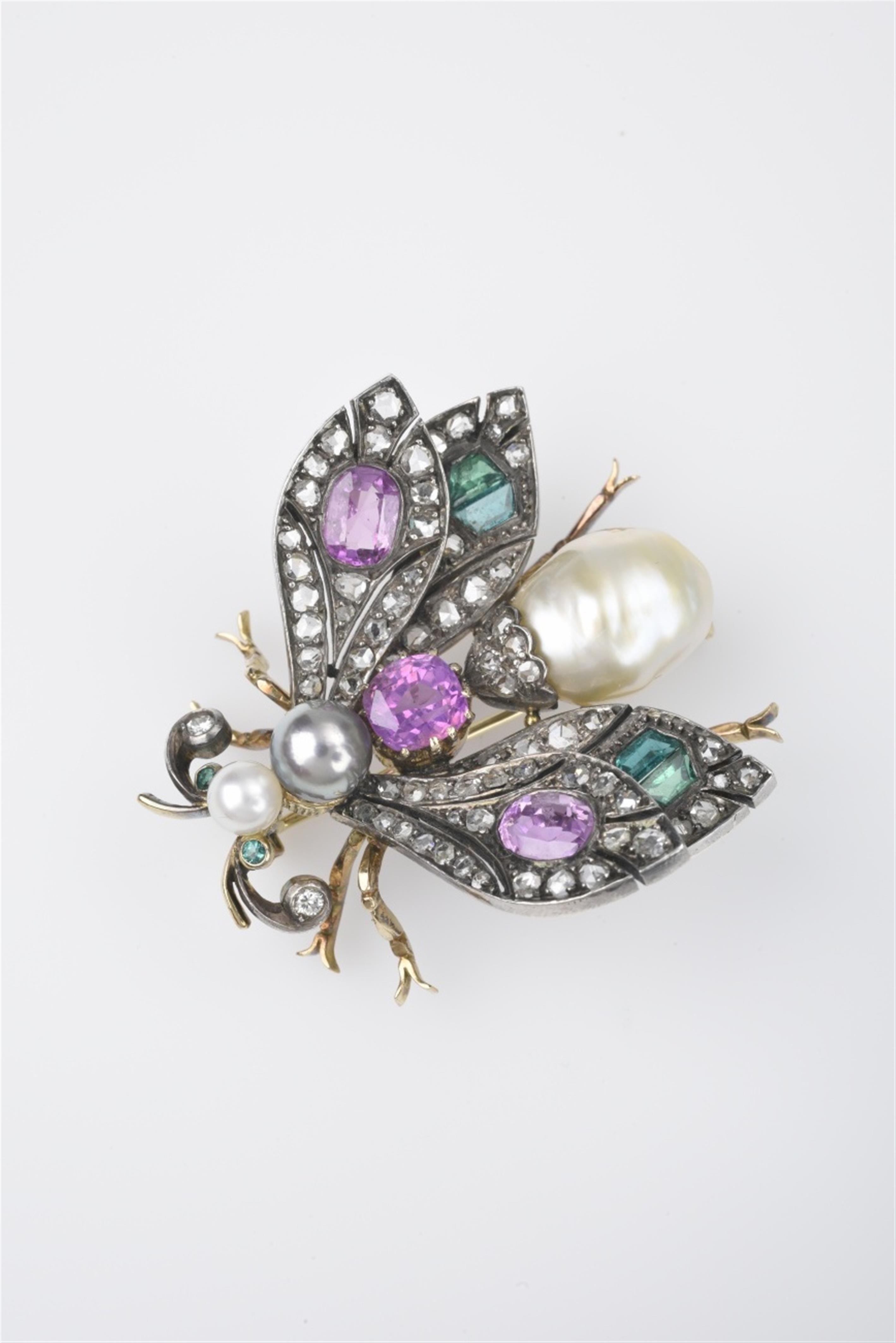 A large 18k gold and silver bee brooch - image-1
