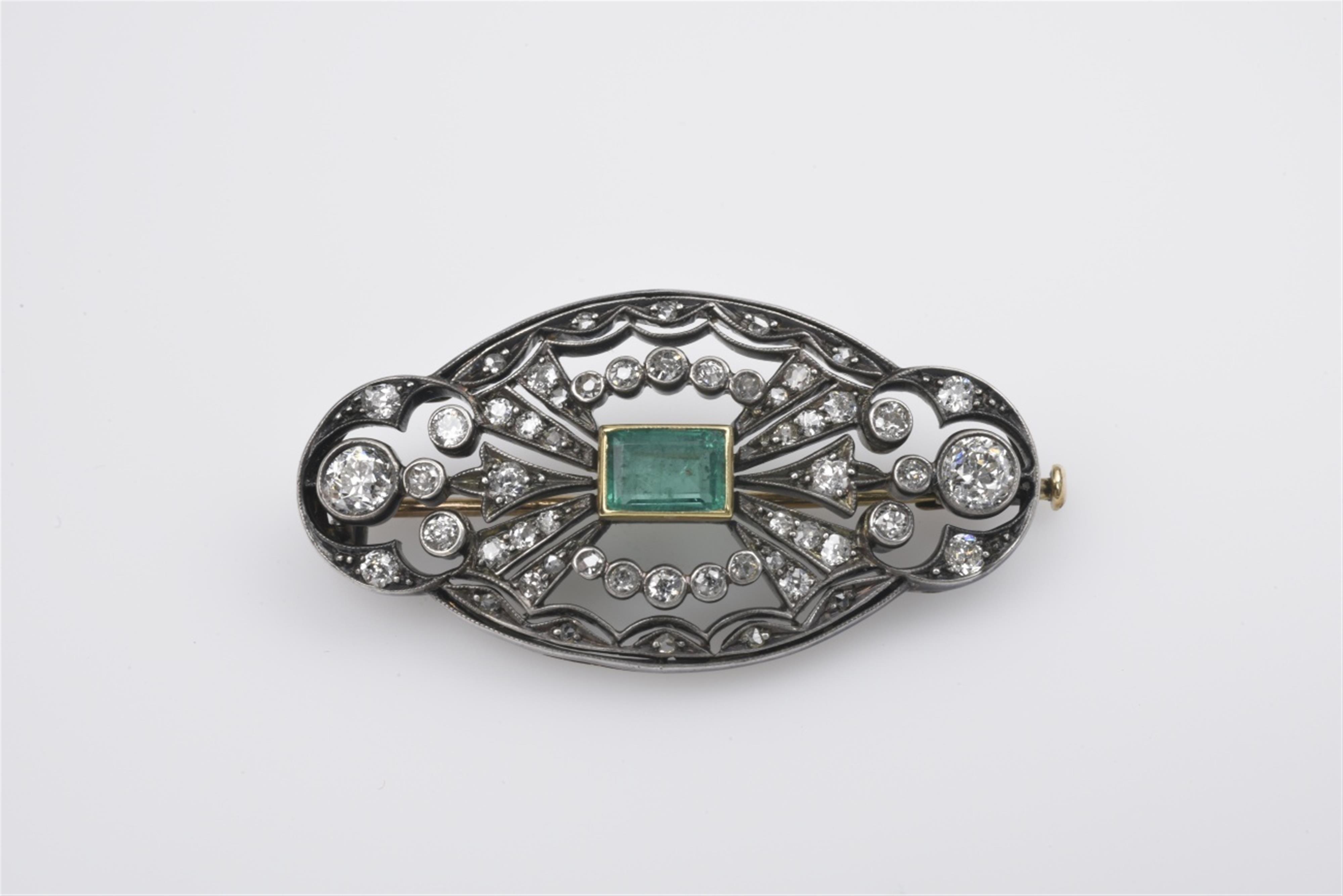 A Belle Epoque 14k gold, silver, and emerald brooch - image-1