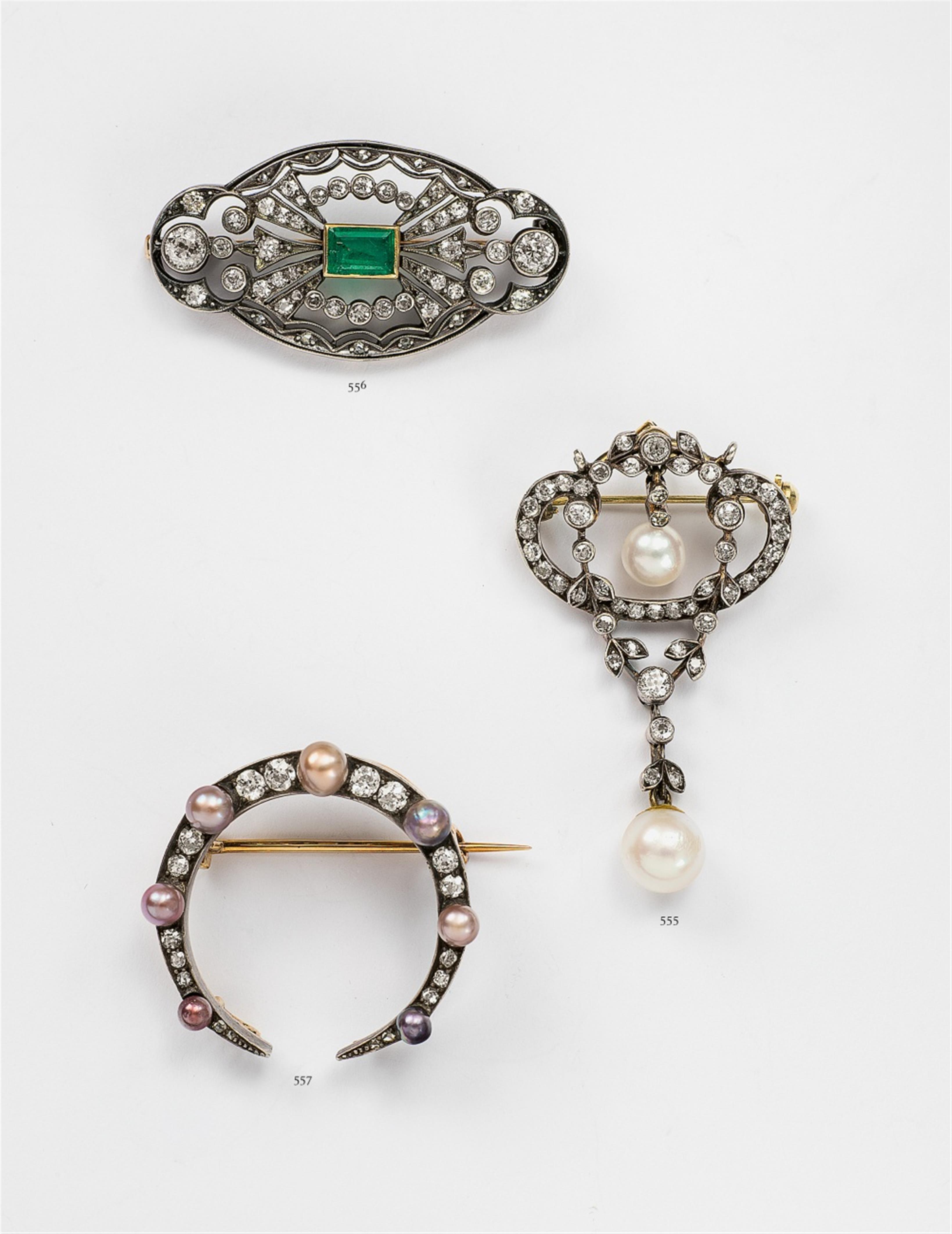 A Belle Epoque 14k gold, silver, and emerald brooch - image-2