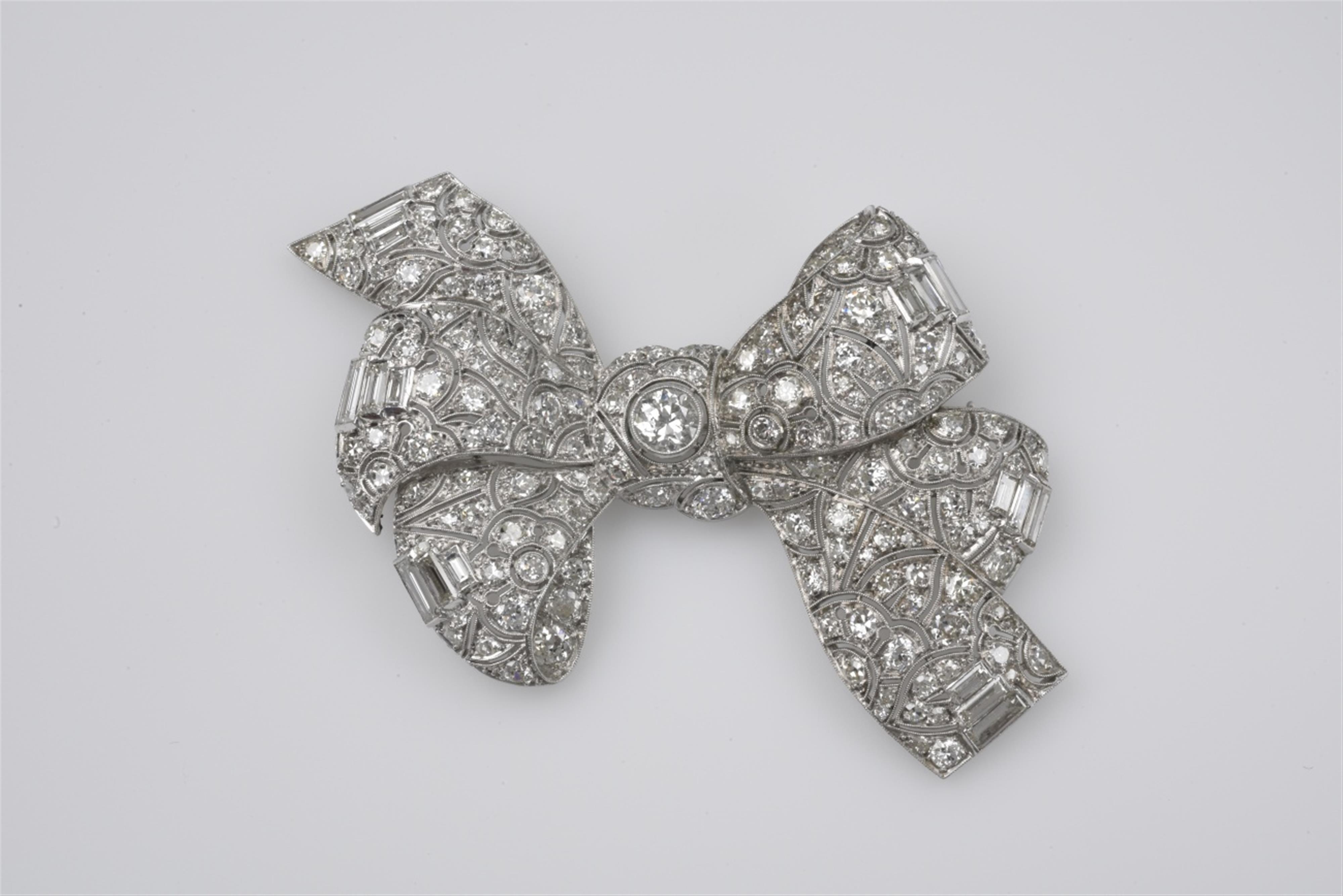 An Art Deco platinum brooch - image-1