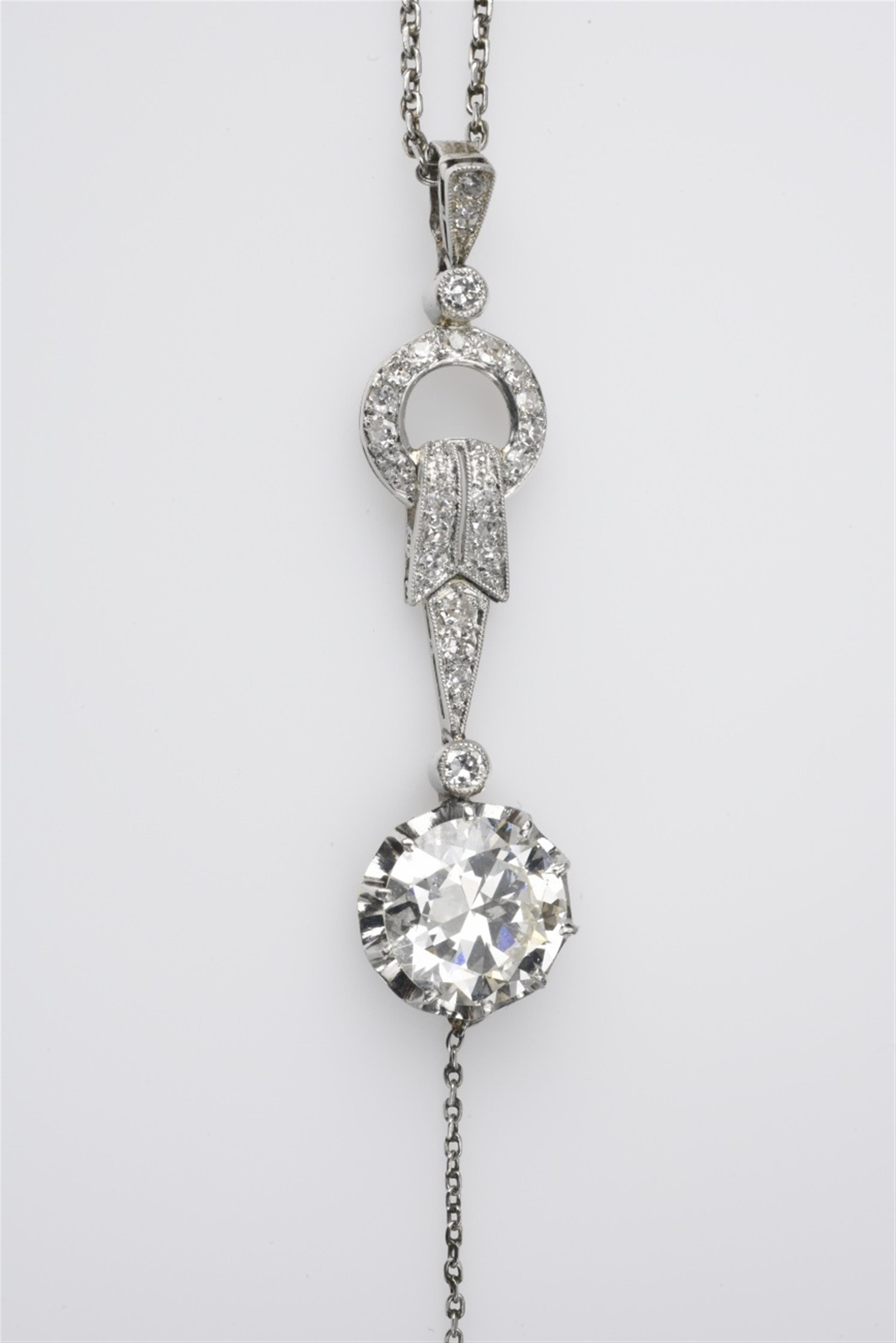 A platinum diamond solitaire collier negligé - image-1