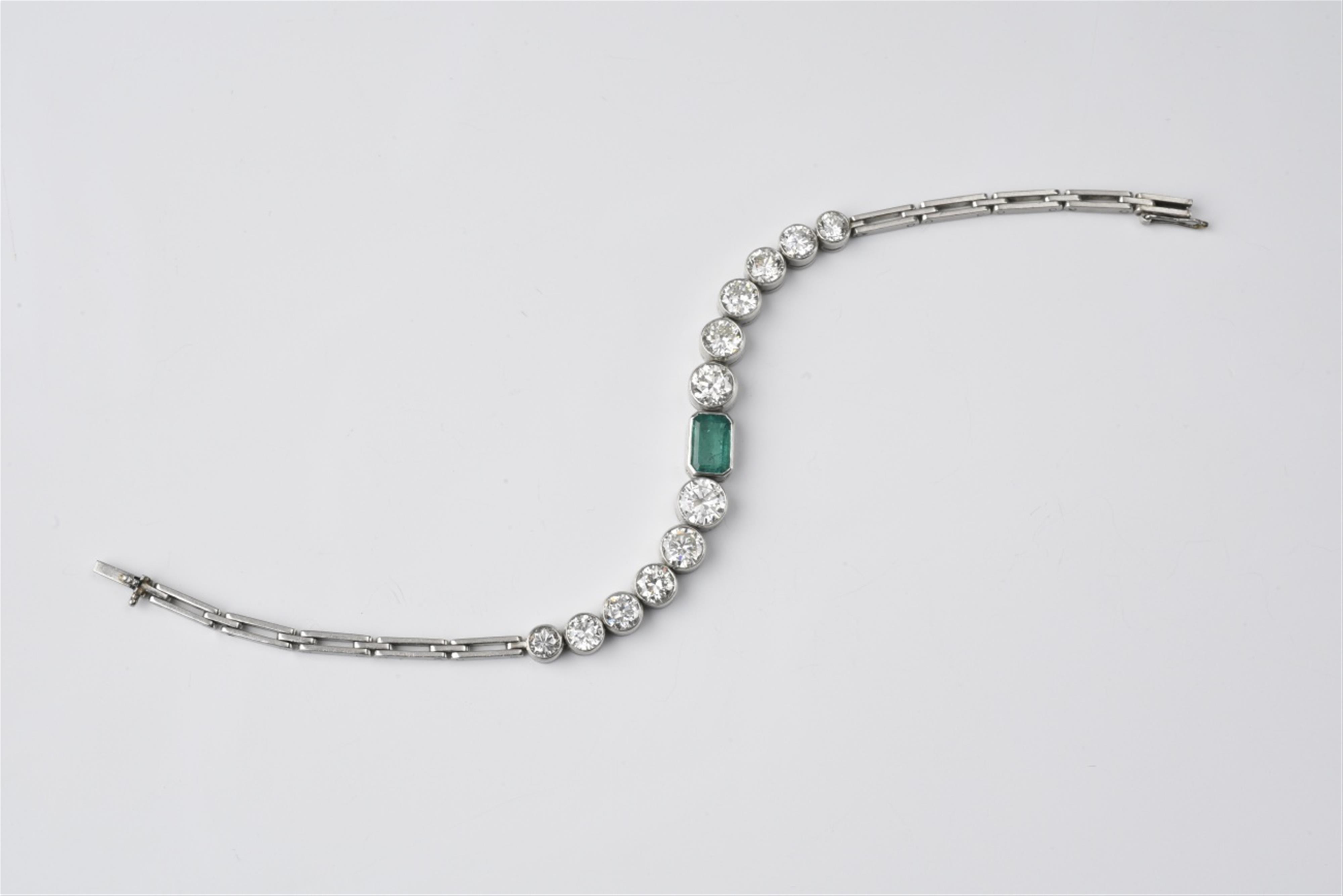 An Art Deco platinum and emerald bracelet - image-1