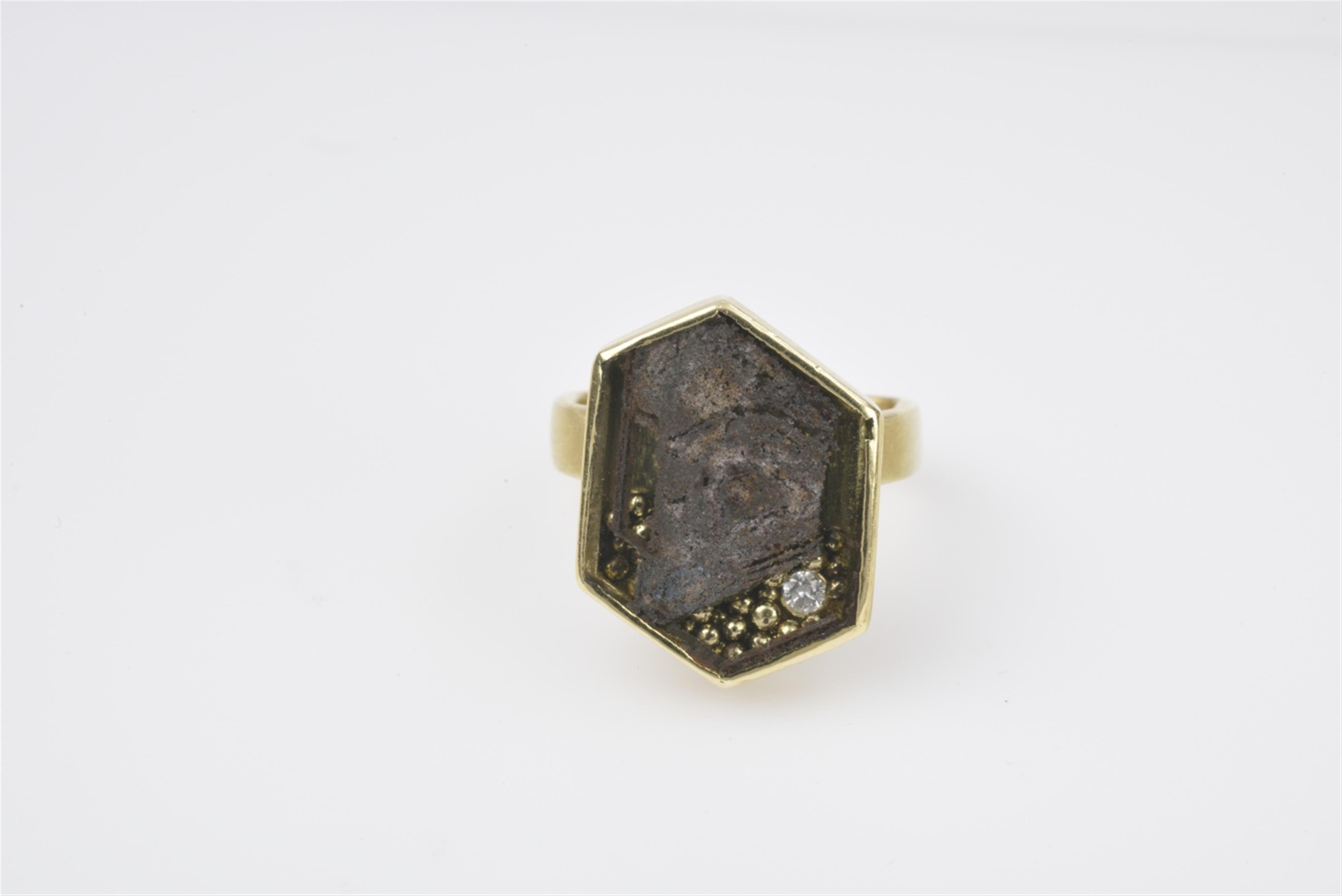 An 18k gold kinetic capsule ring - image-1