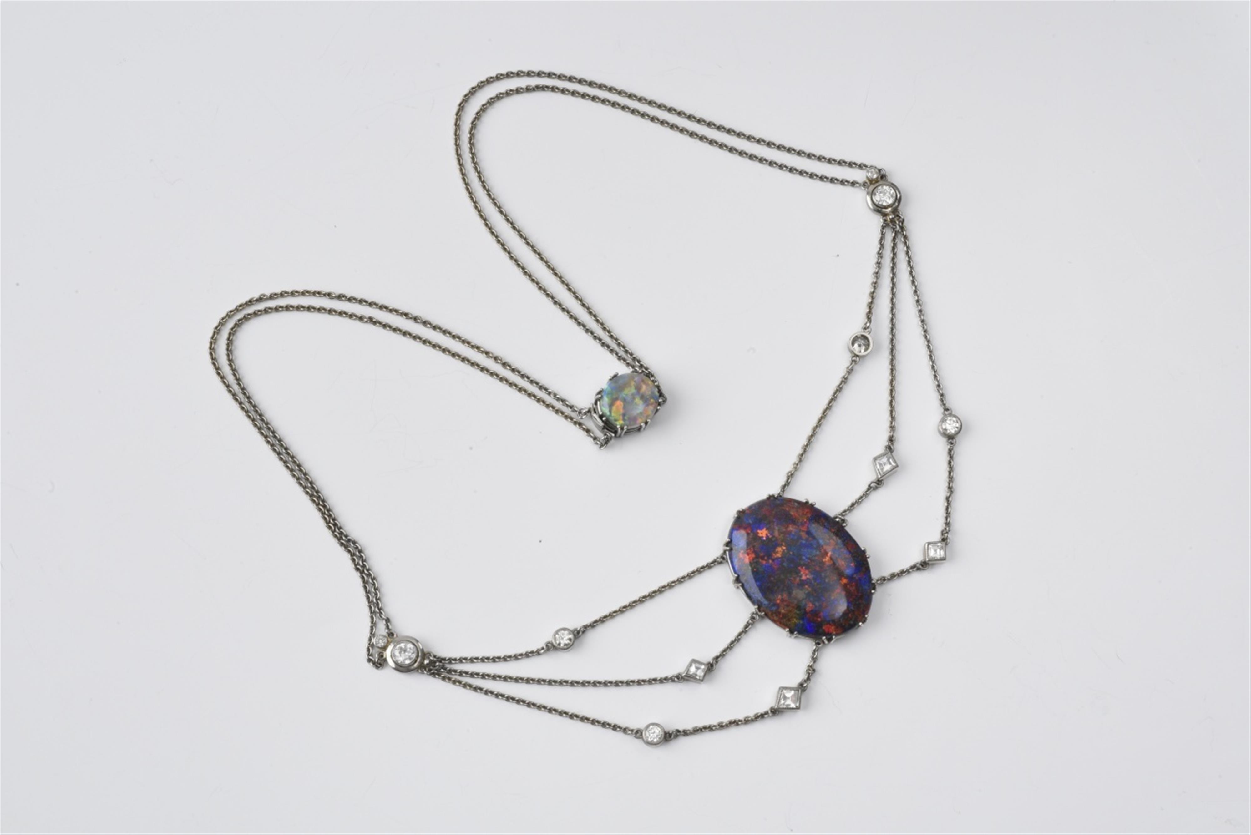 An 18k white gold and opal garland collier - image-1