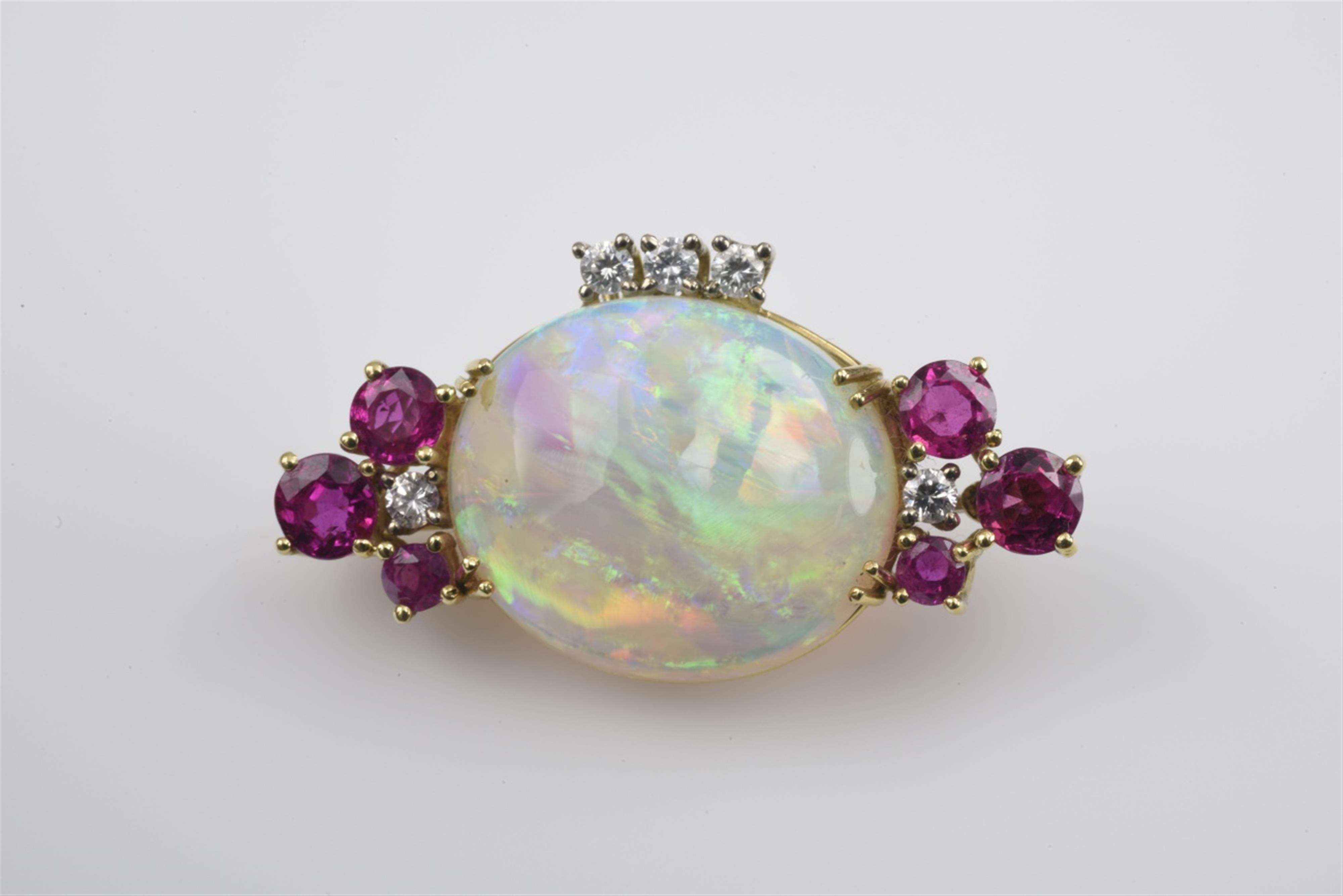 An 18k gold and opal brooch - image-1