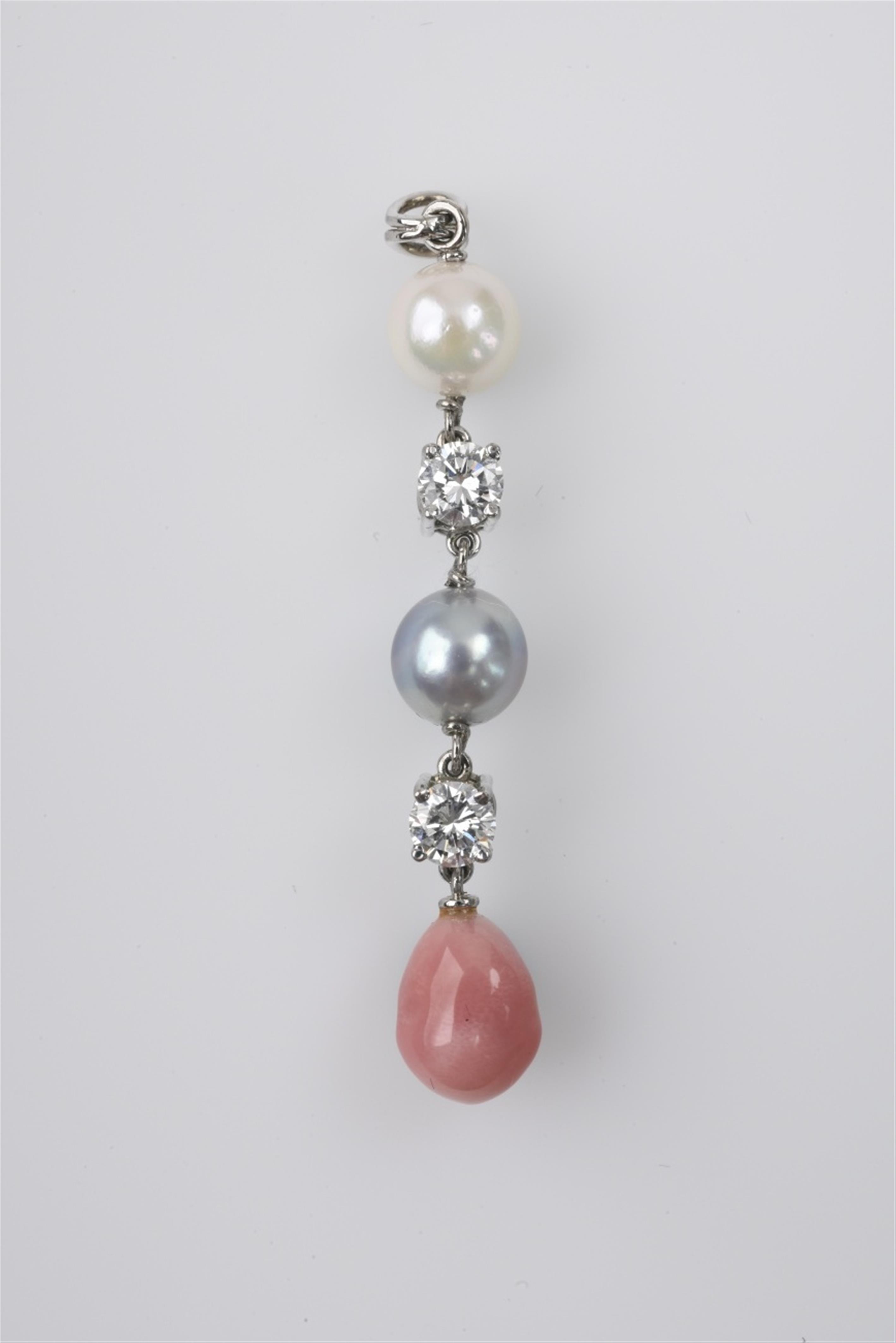 A 18k white gold pendant with a conch pearl - image-1