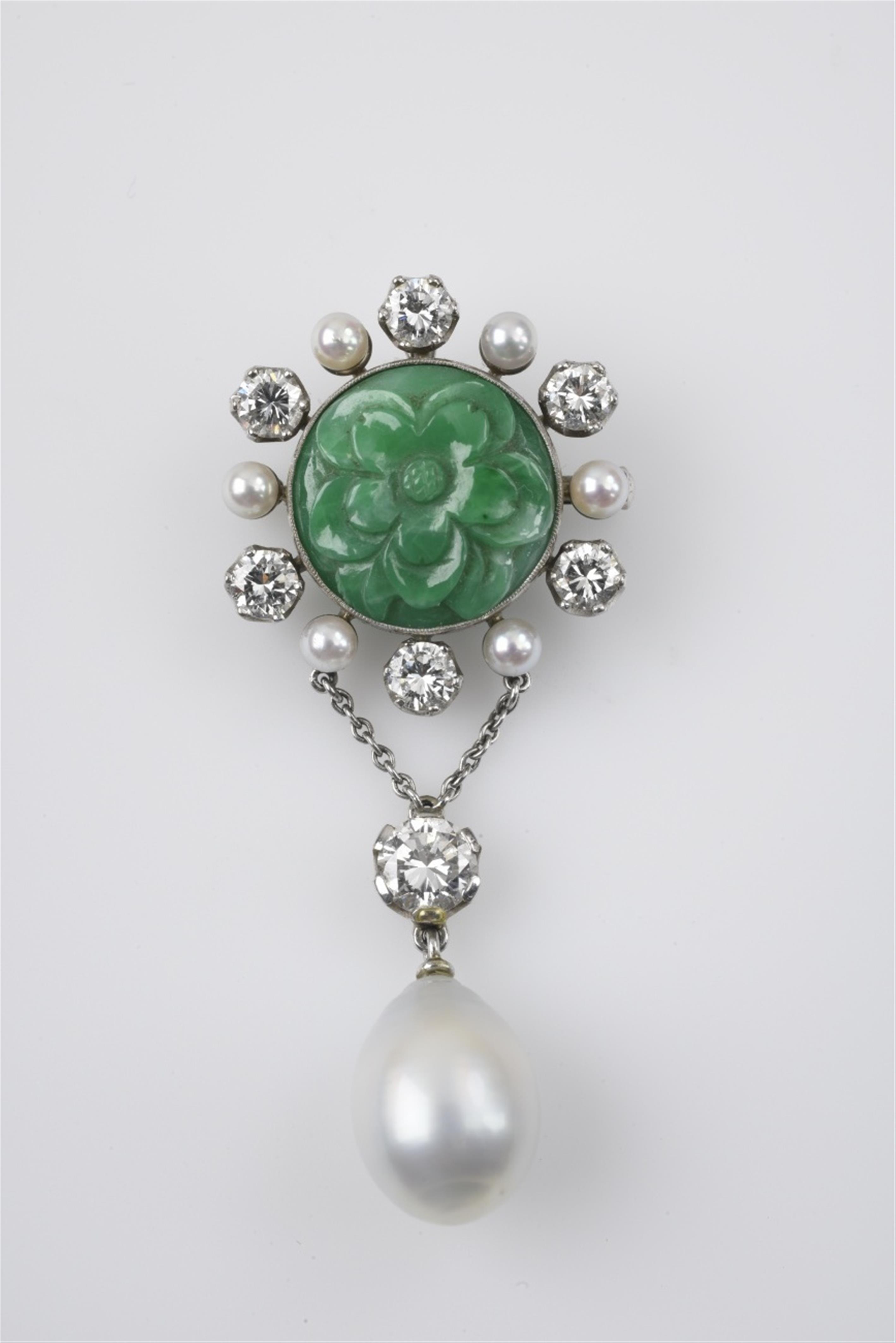 A small 18k white gold and jade pendant brooch - image-1