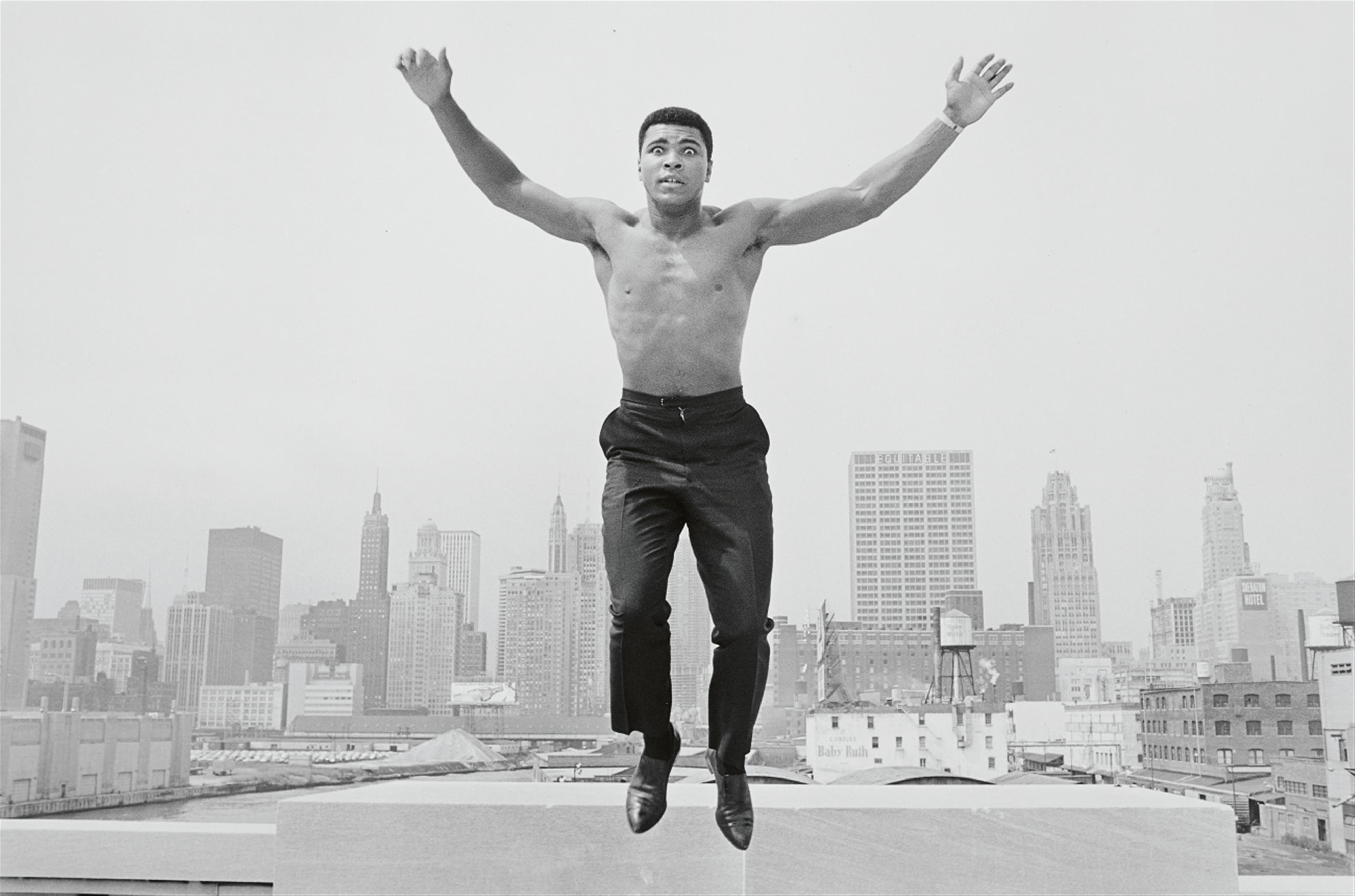 Thomas Höpker - Muhammad Ali springt vom Geländer einer Brücke über den Chicago River - image-1