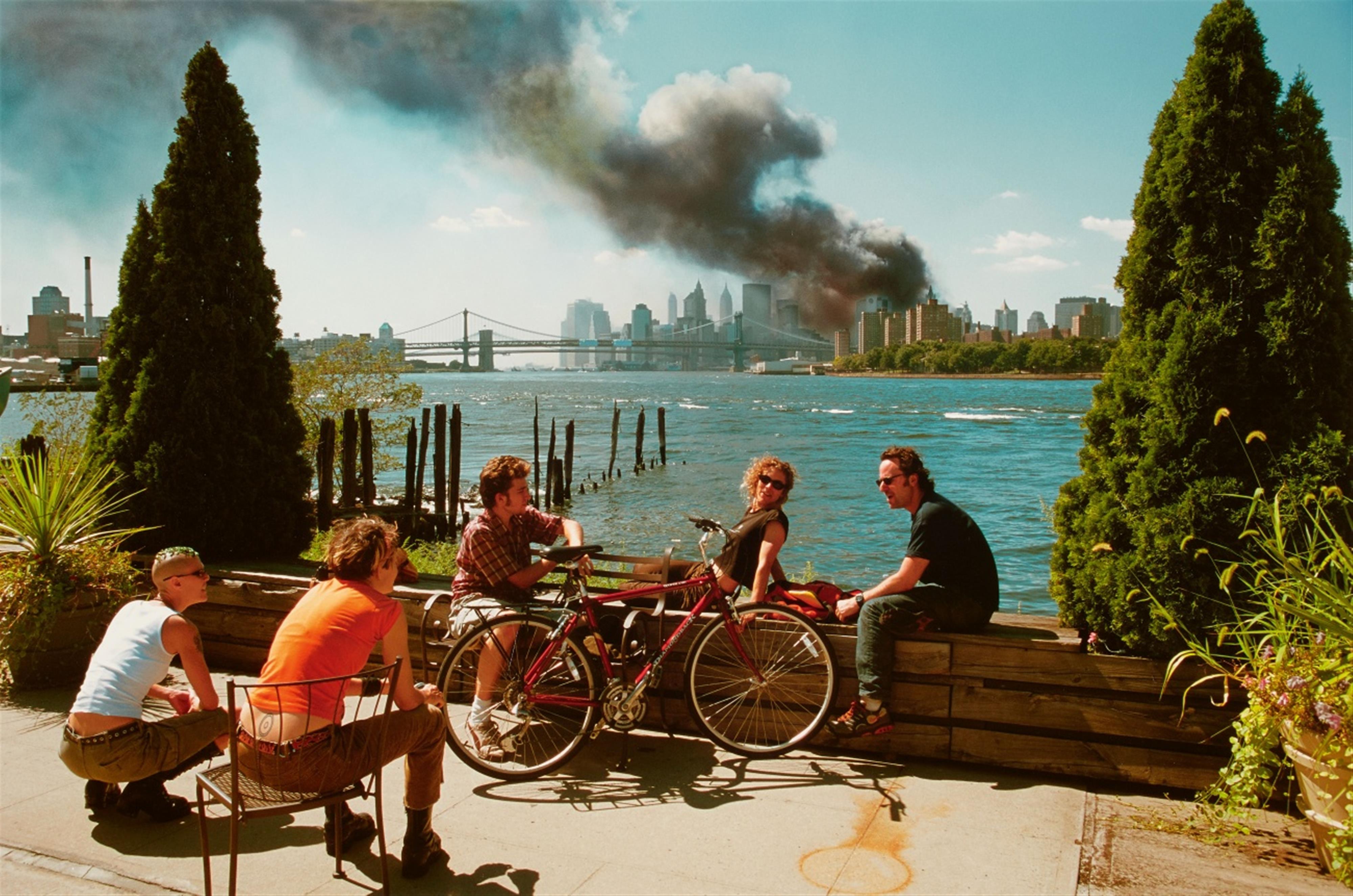 Thomas Höpker - View from Williamsburg, Brooklyn, on Manhattan, 9/11 - image-1