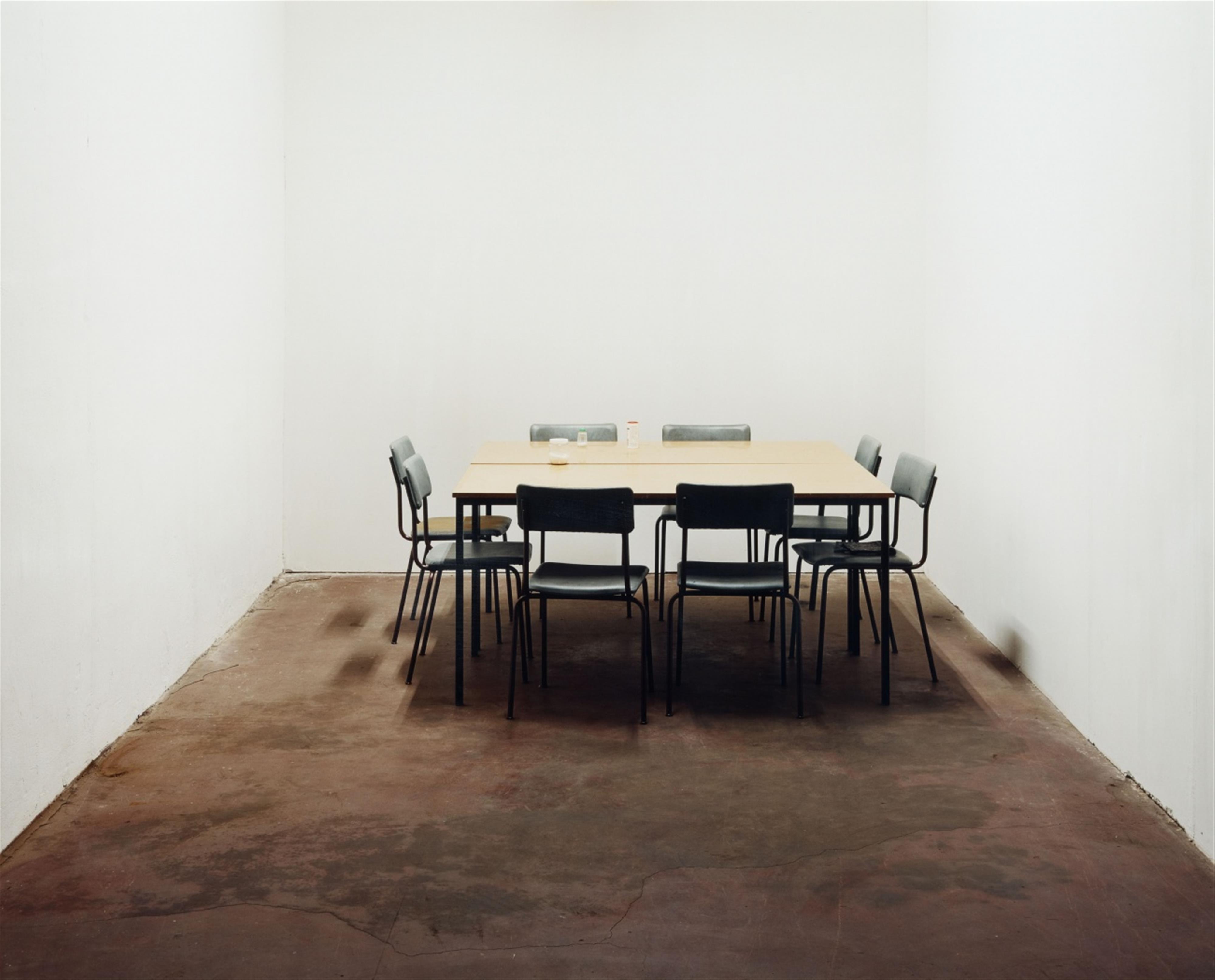 Ricarda Roggan - Acht Stühle und zwei Tische - image-1